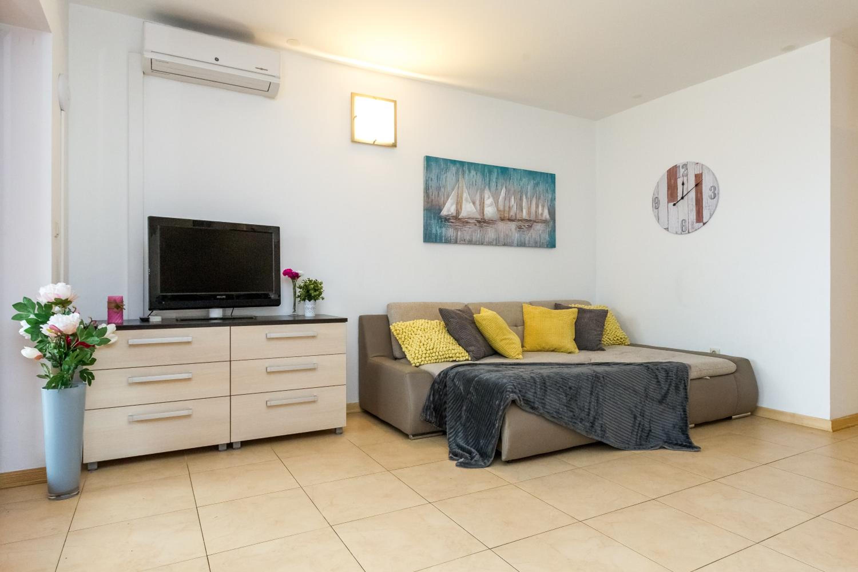 Comfort Two-Bedroom Apartment with Terrace - Photo 4