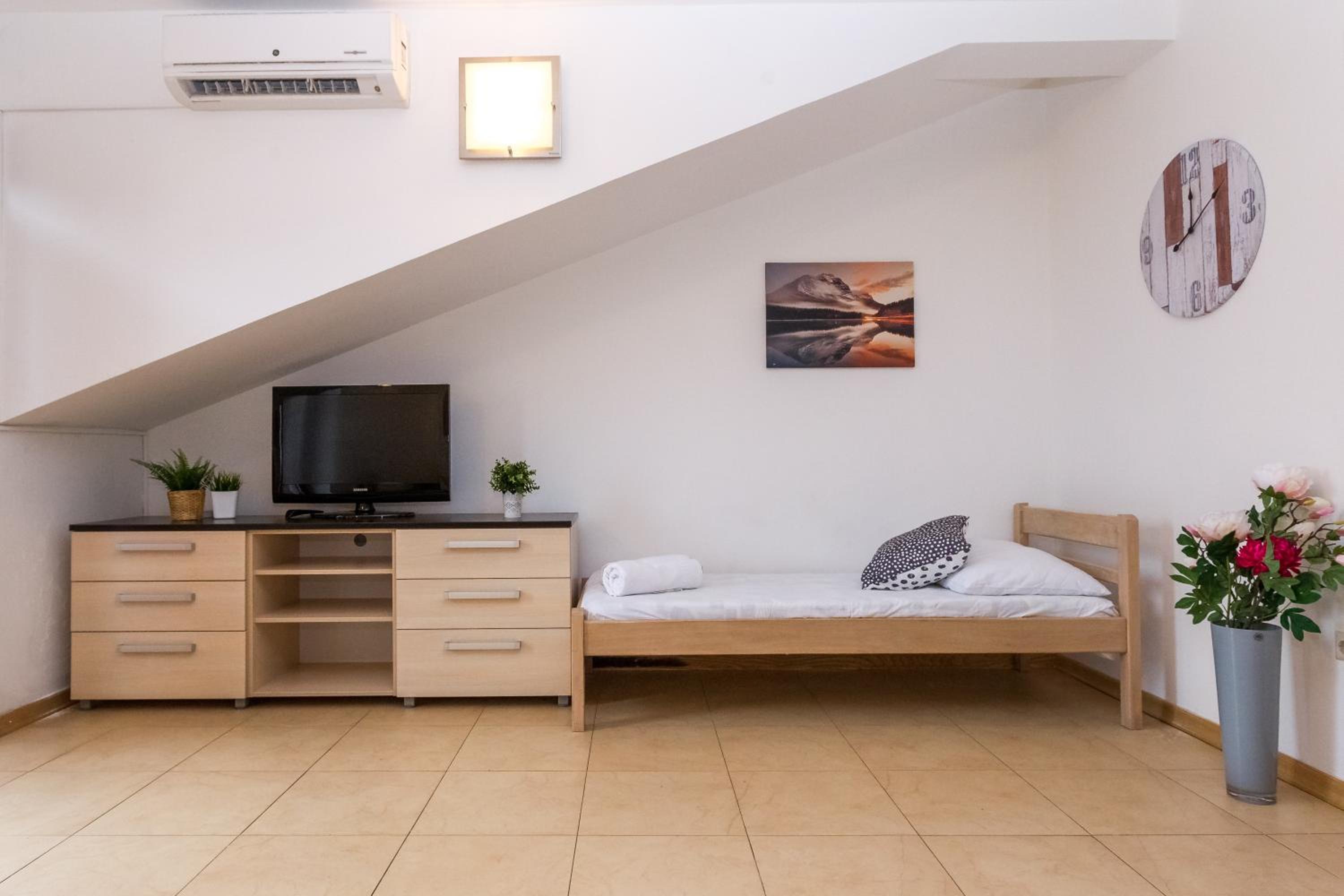 Comfort One-Bedroom Apartment with Terrace photo 1