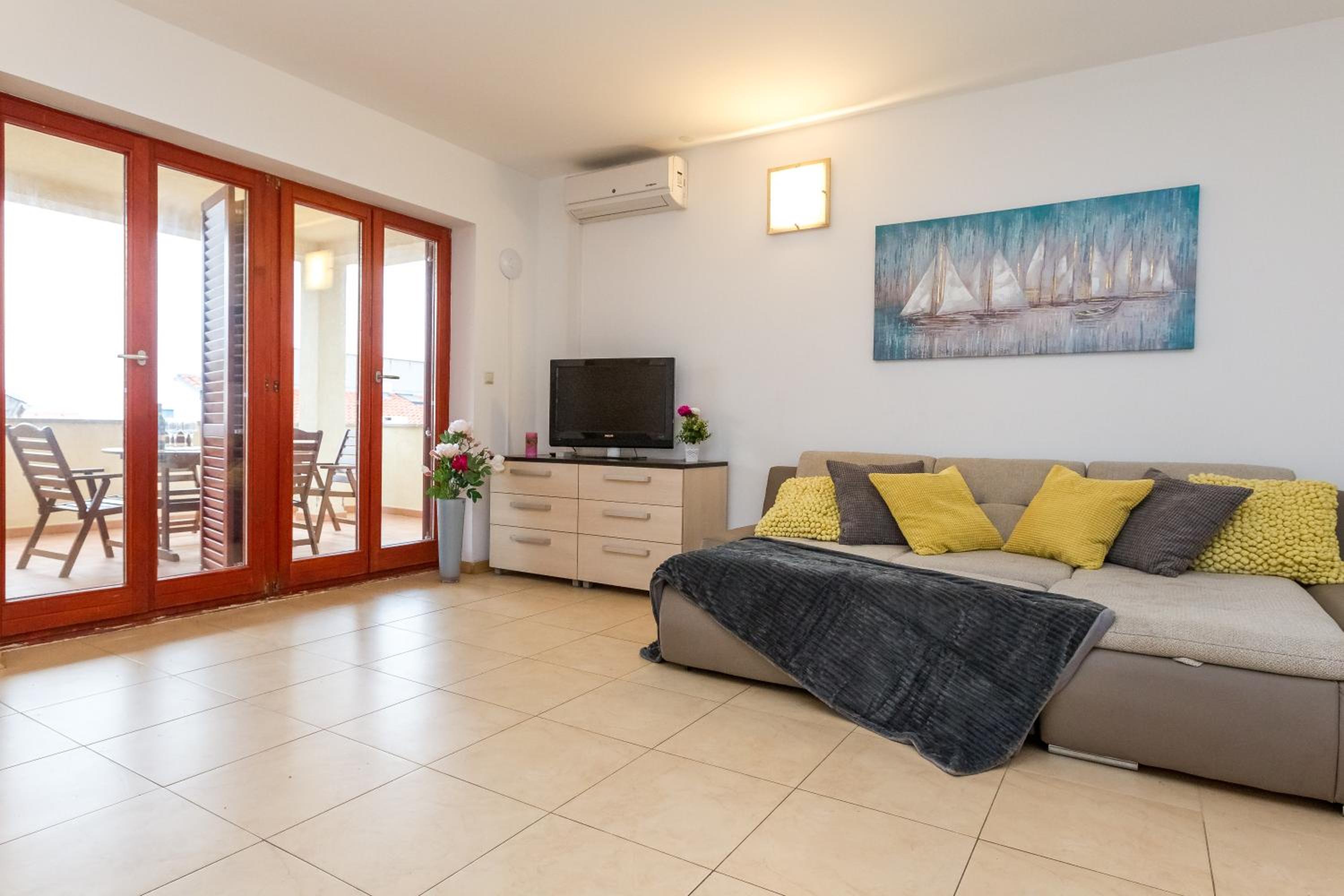Comfort Two-Bedroom Apartment with Terrace - Photo 1