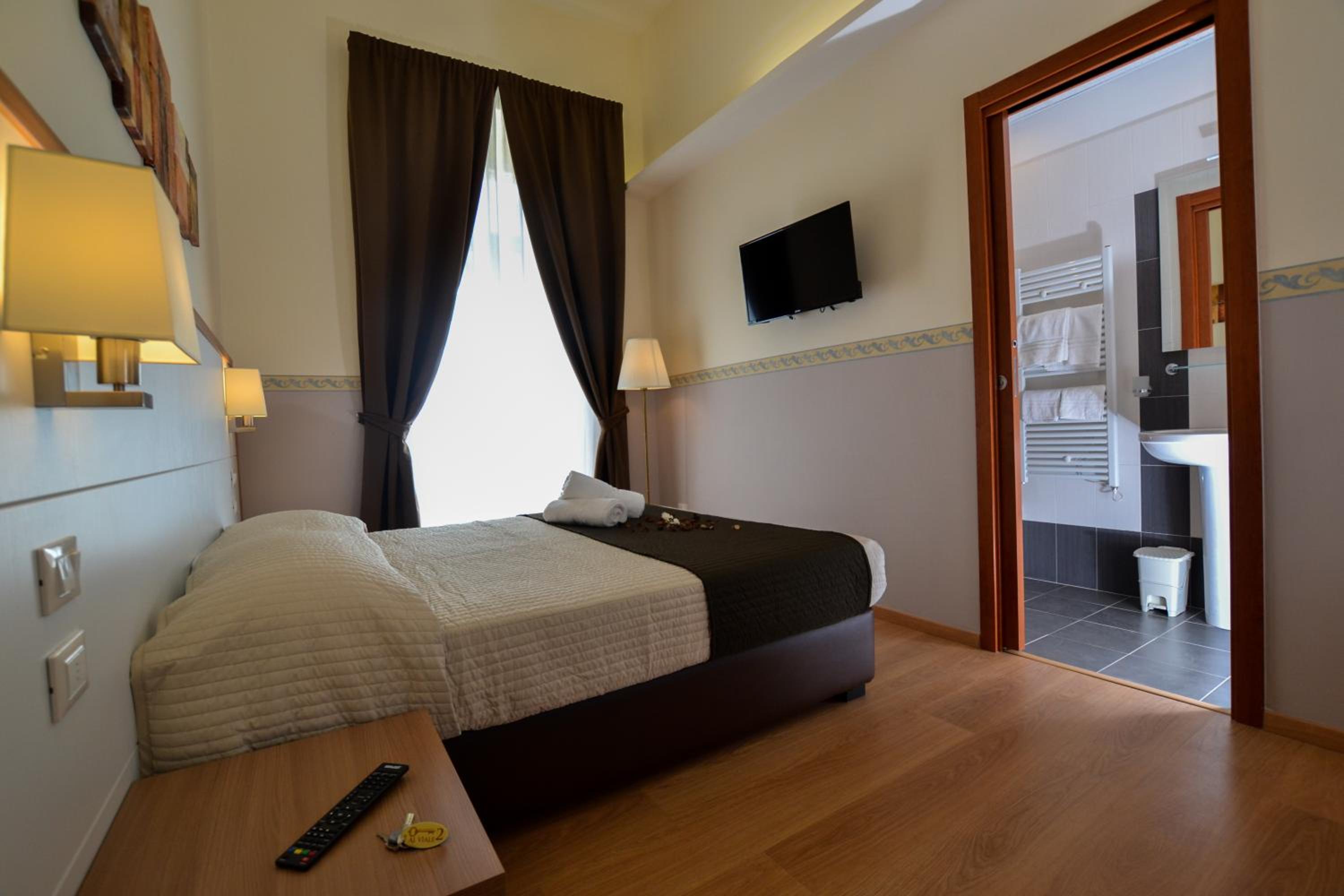 Standard Double Room - Photo 9