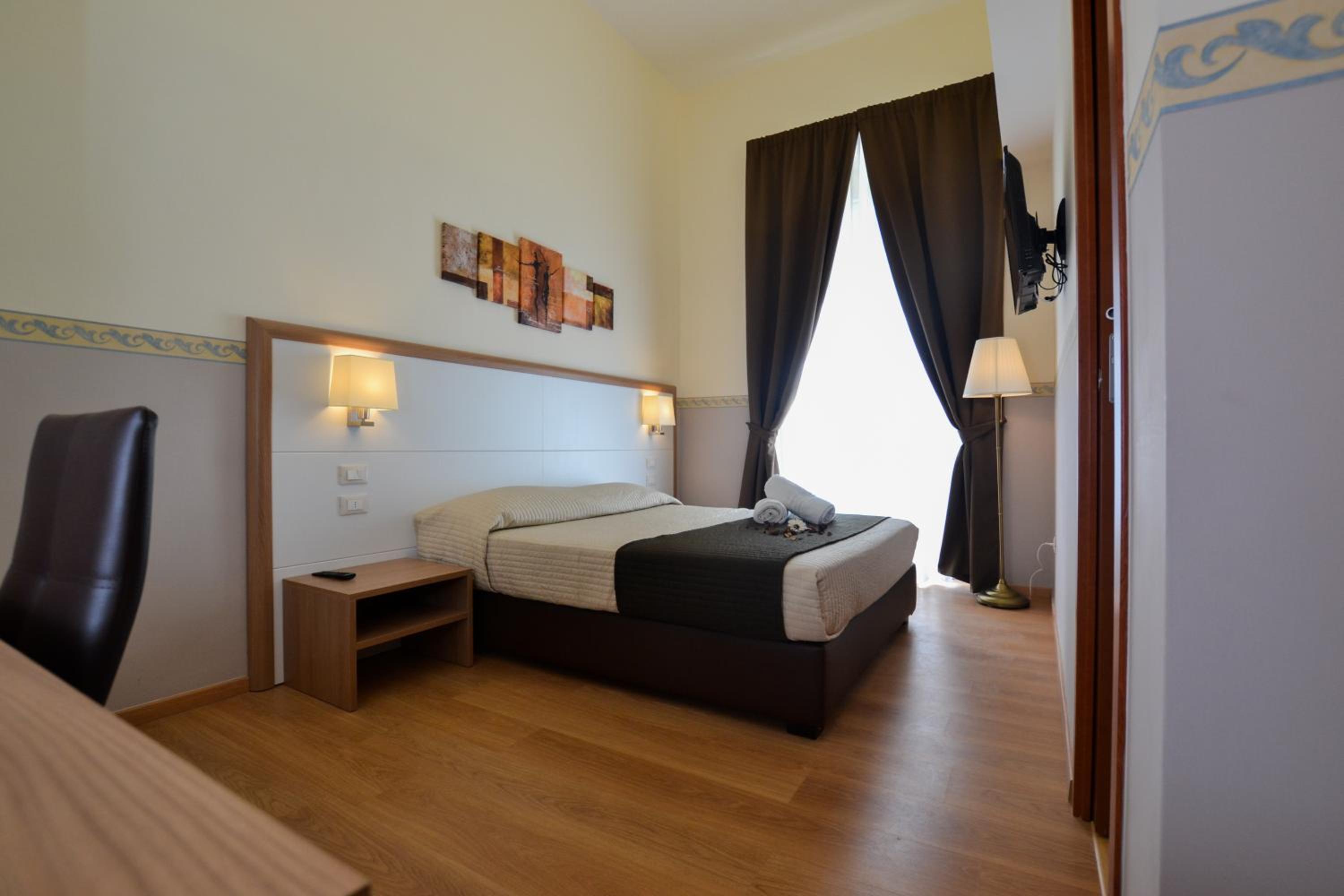 Standard Double Room - Photo 12