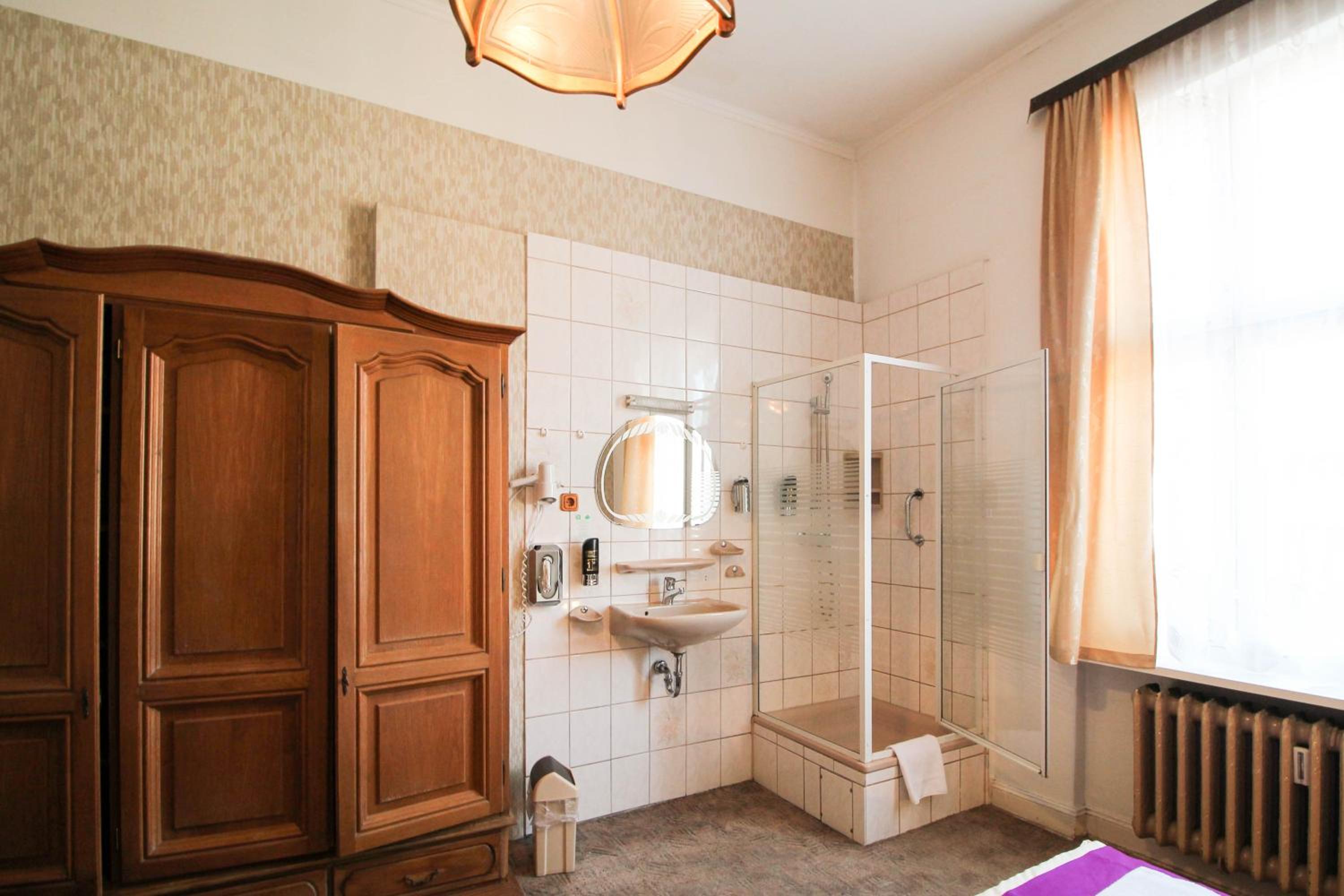 Double Room with shared toilet and private shower photo 3