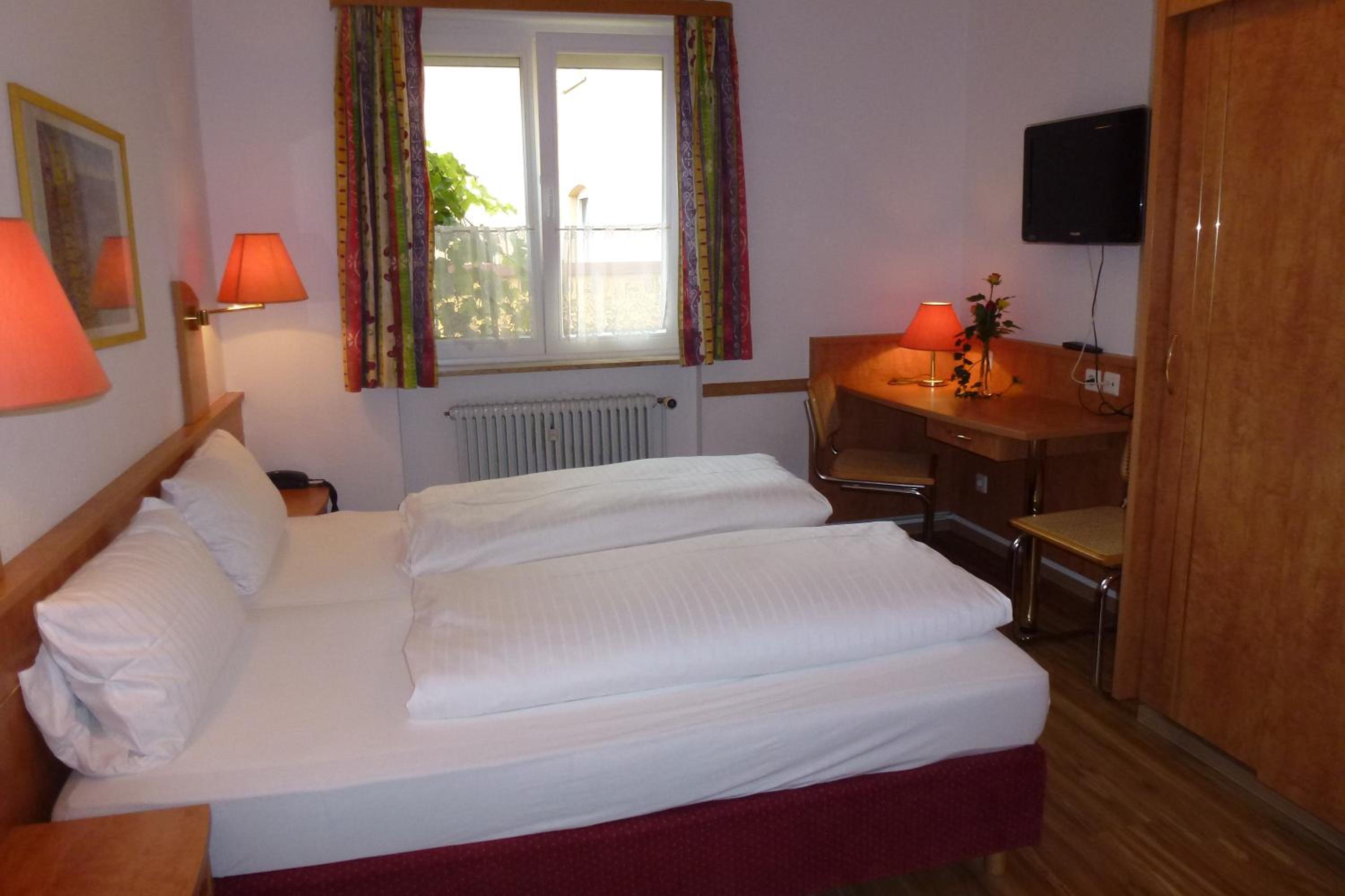 Budget Double Room - Ground floor with courtyard view photo 3