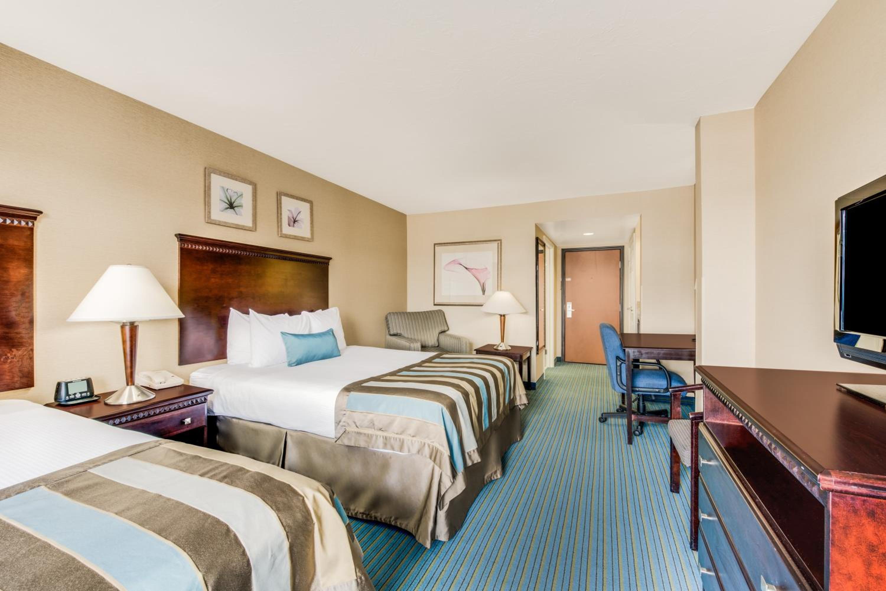 Queen Room with Two Queen Beds - Non-Smoking - Photo 6