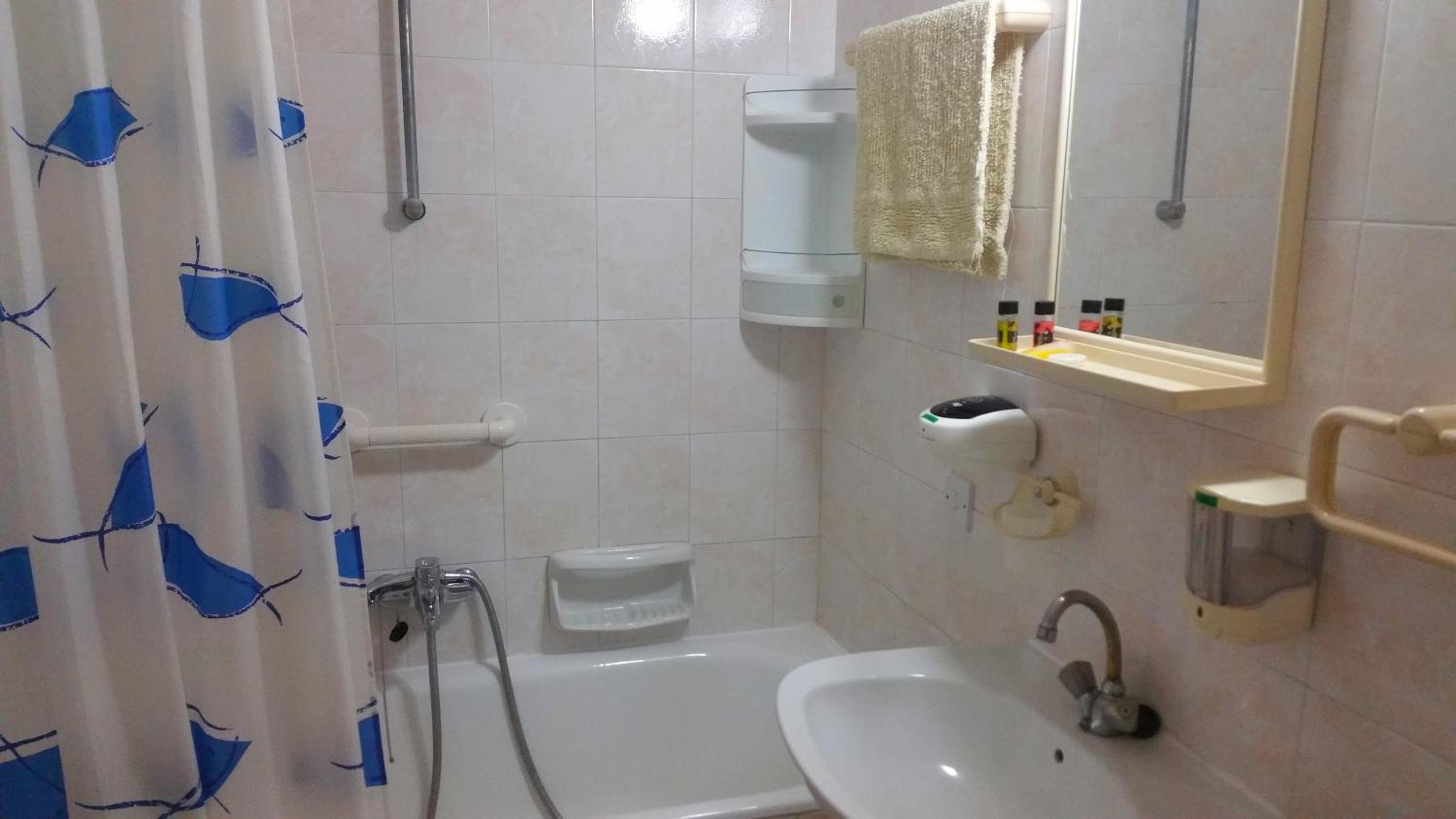 One-Bedroom Apartment - Photo 12