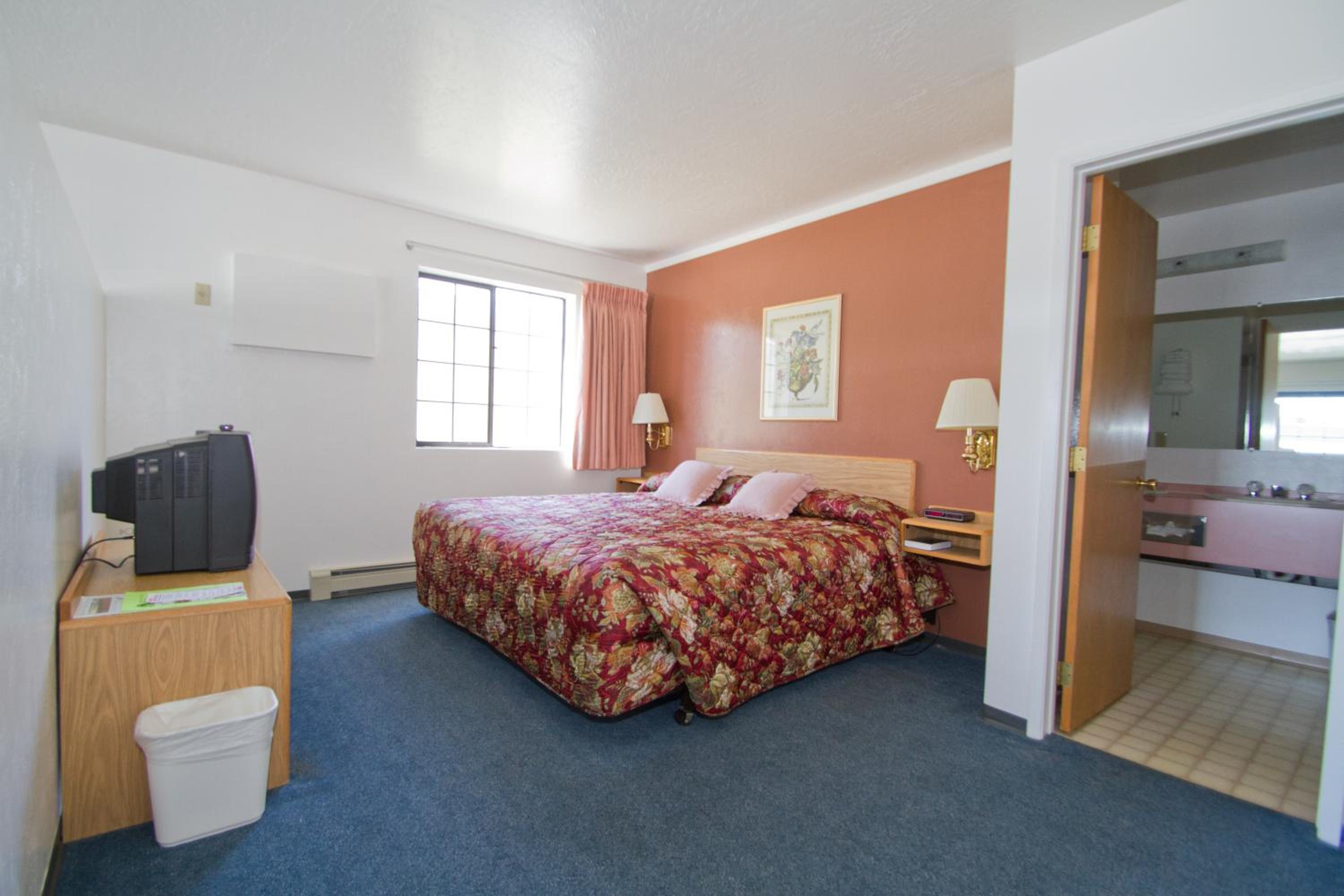 Queen Room photo 2