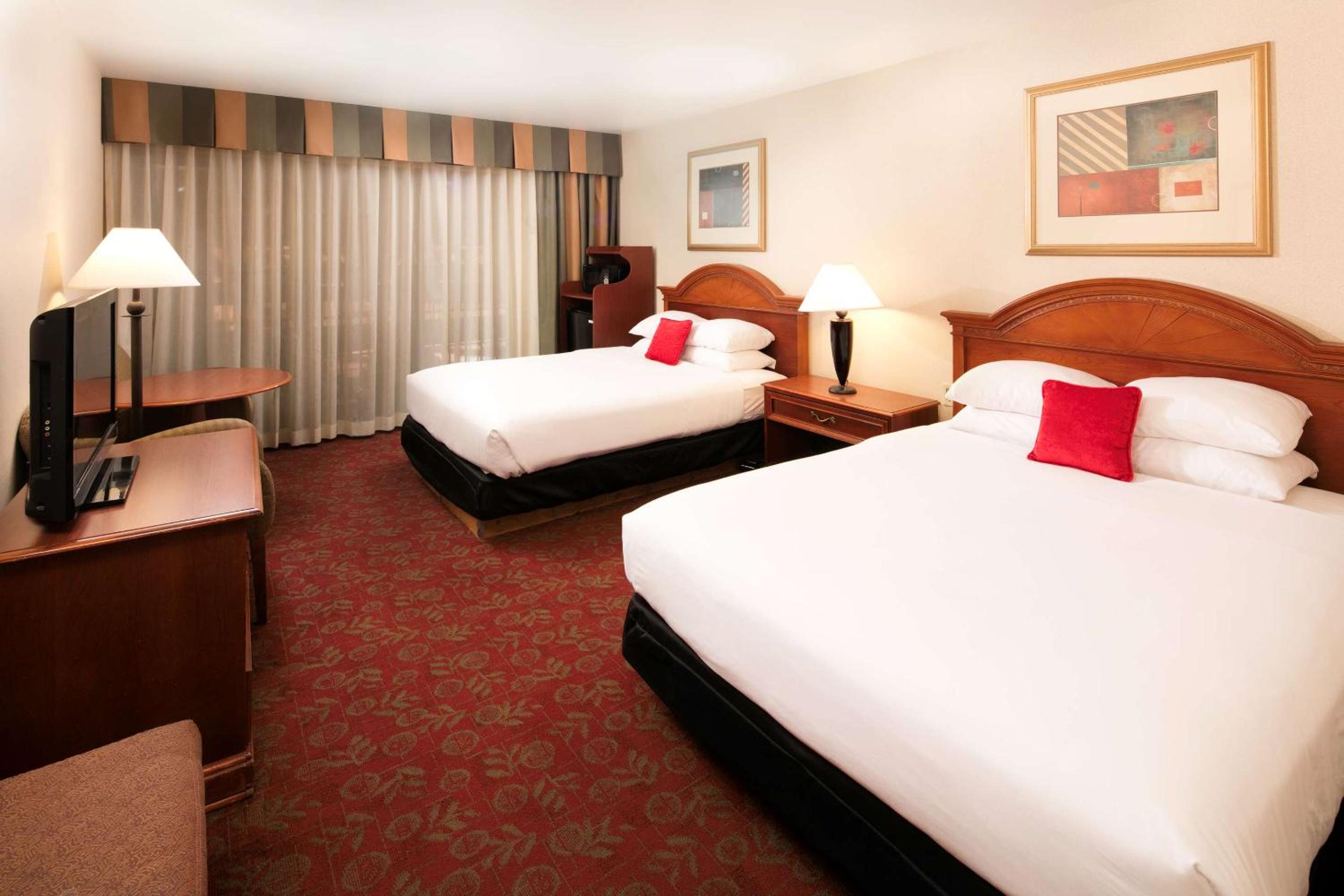 Queen Room with Two Queen Beds - Non-Smoking photo 3