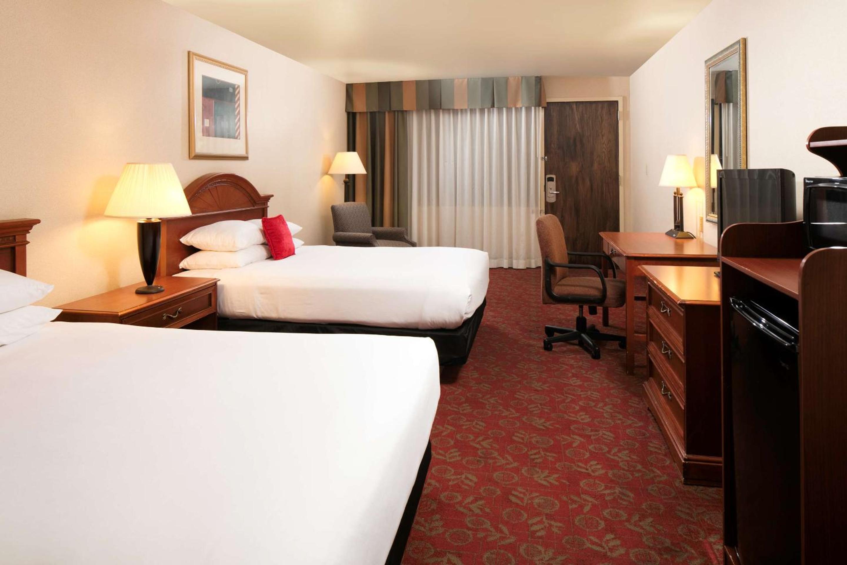Queen Room with Two Queen Beds - Non-Smoking photo 2