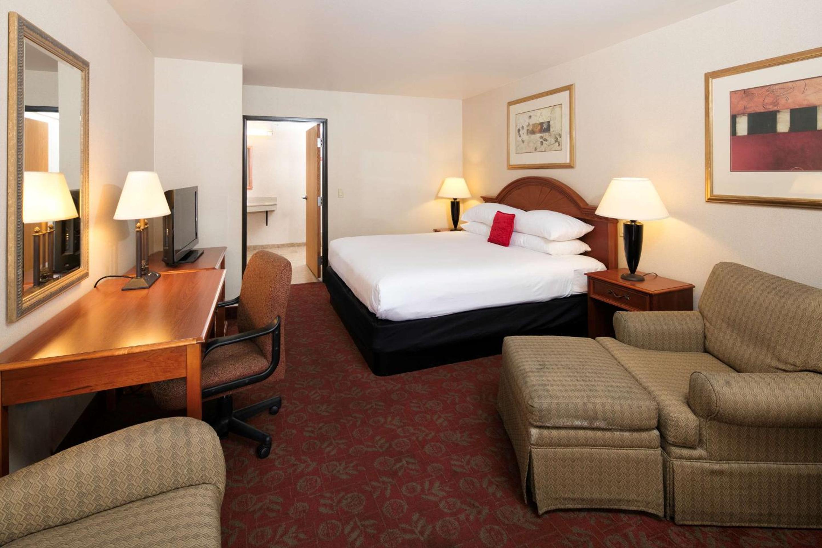 King Room - Non-Smoking photo 3