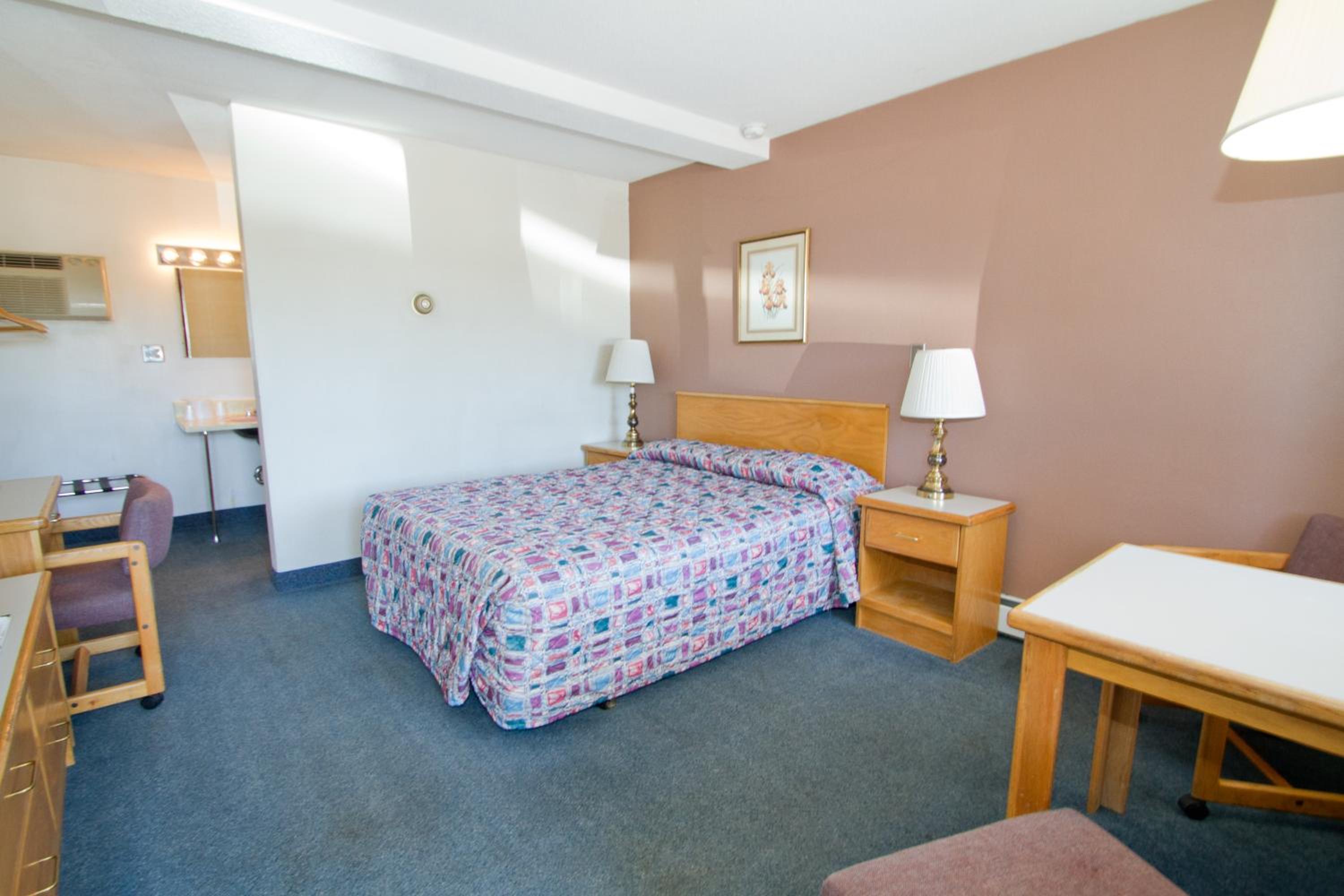 Queen Room photo 1