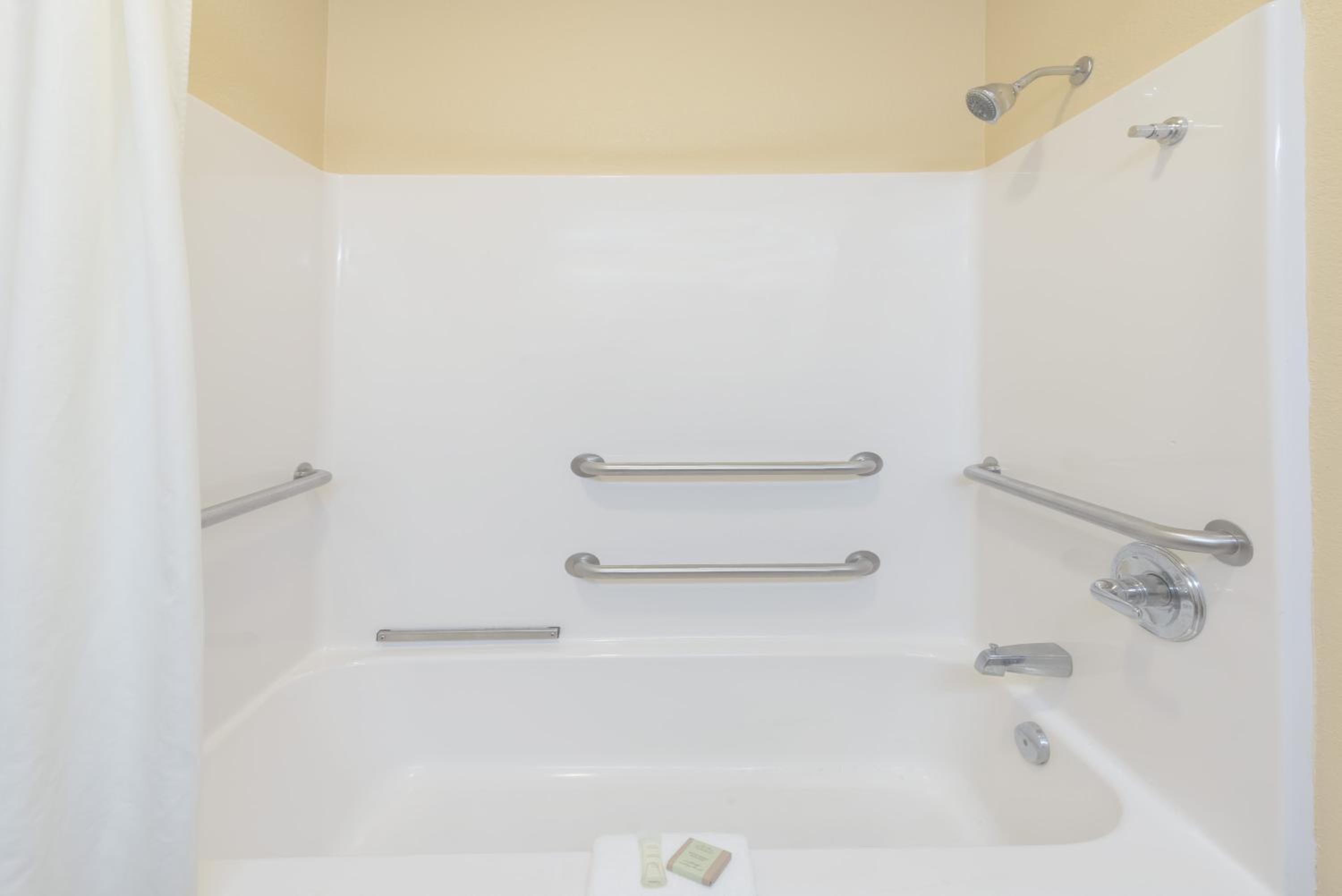 2 Queen Beds Room - Disability Access/Non-Smoking - Photo 4