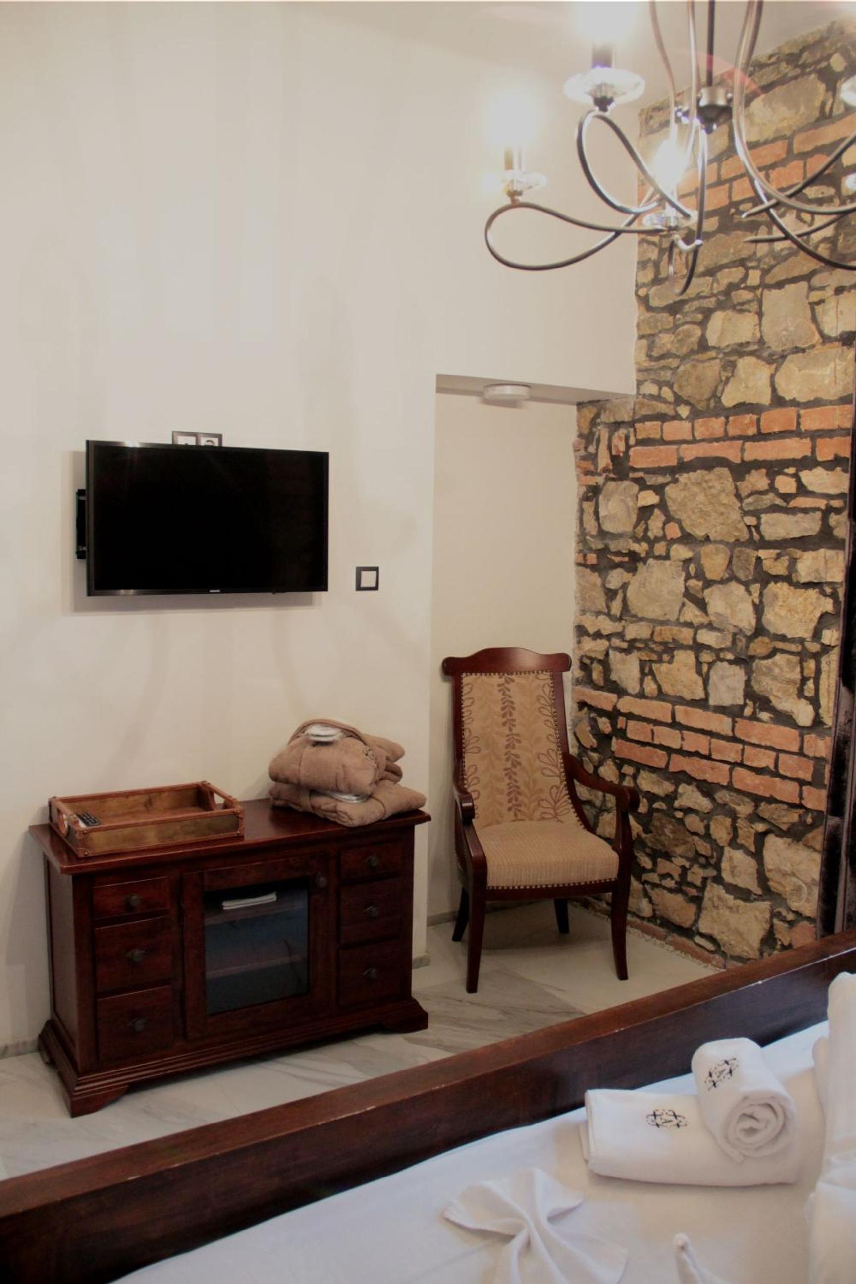 Deluxe Double Room with Jacuzzi  - Photo 10