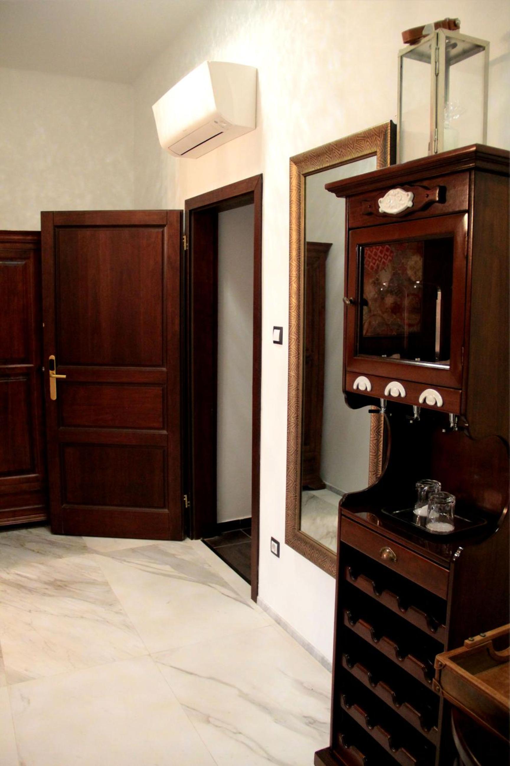 Deluxe Family Suite with Jacuzzi - Photo 4