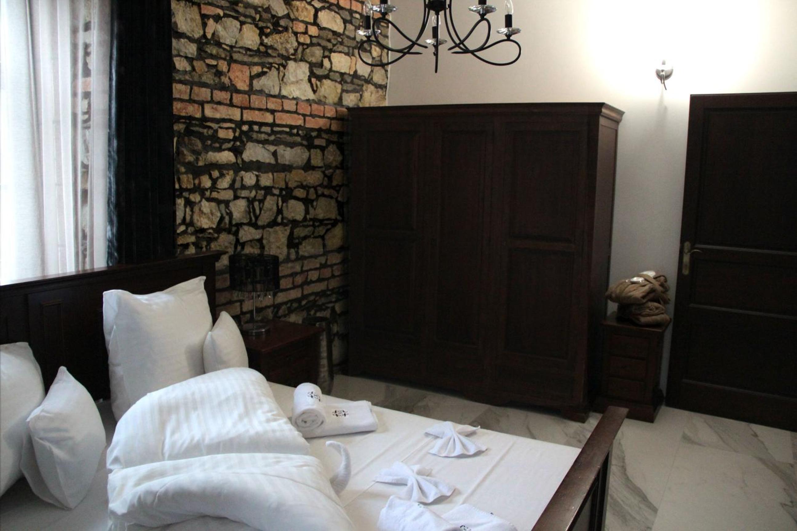 Deluxe Family Suite with Jacuzzi - Photo 5