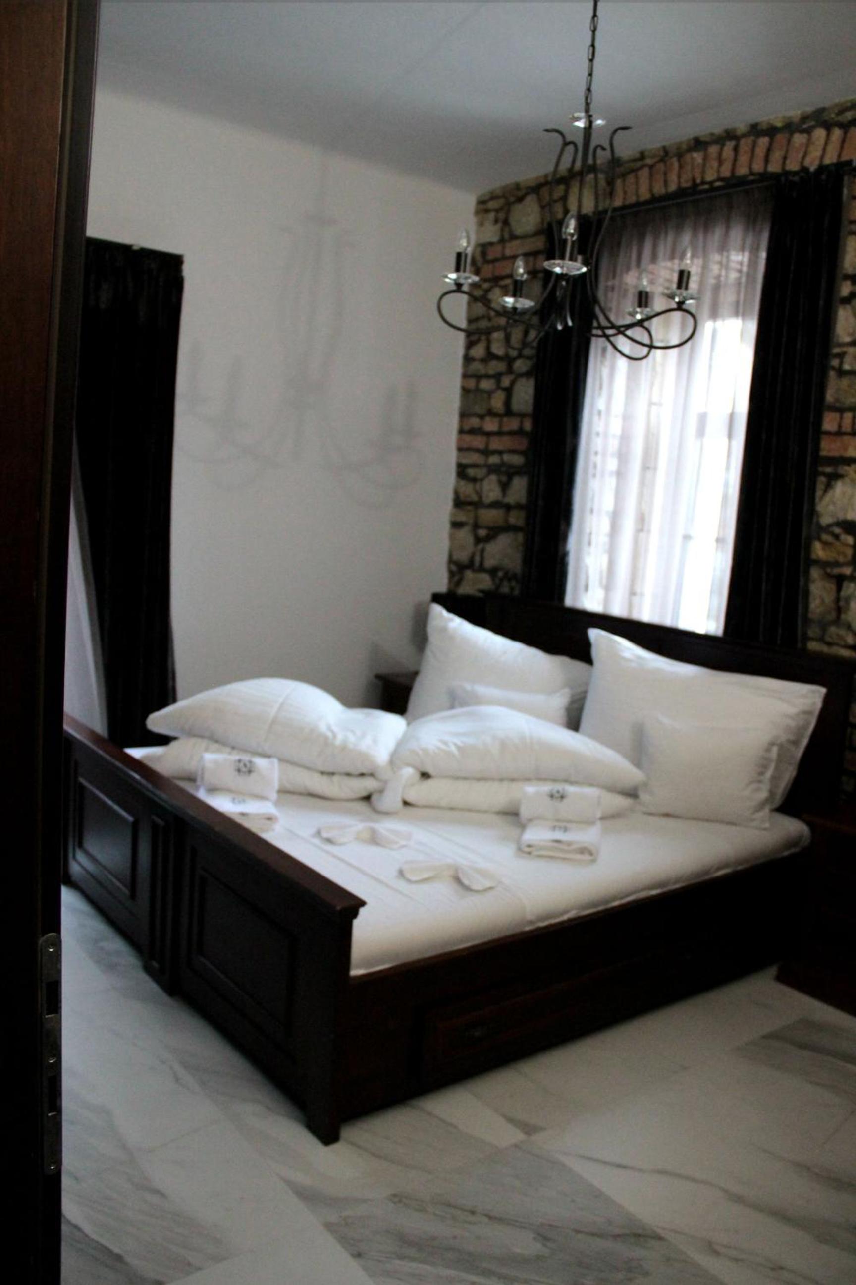 Deluxe Family Suite with Jacuzzi - Photo 6