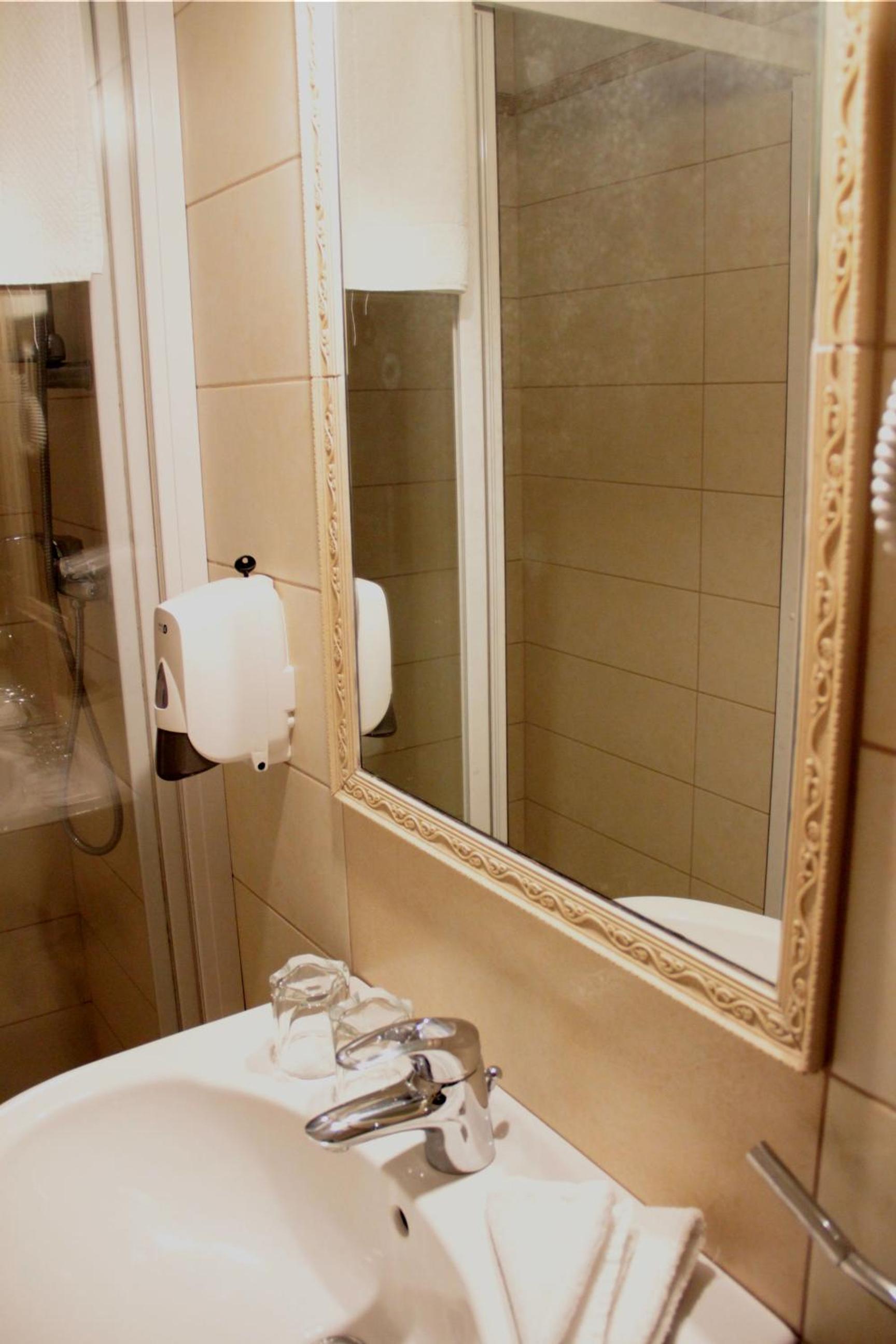 Deluxe Family Suite with Jacuzzi - Photo 7