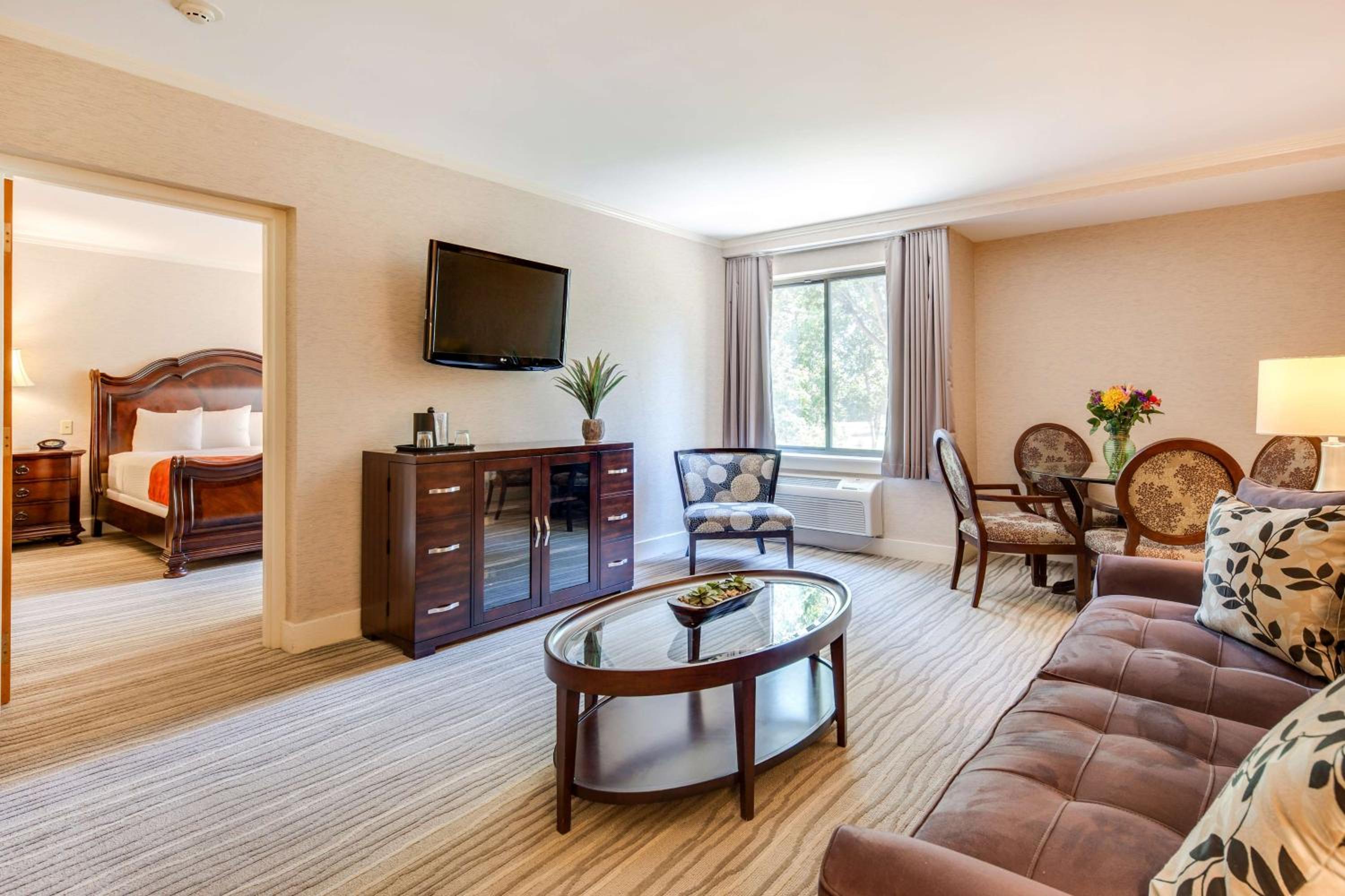 King Suite with Wet Bar - Non-Smoking photo 1