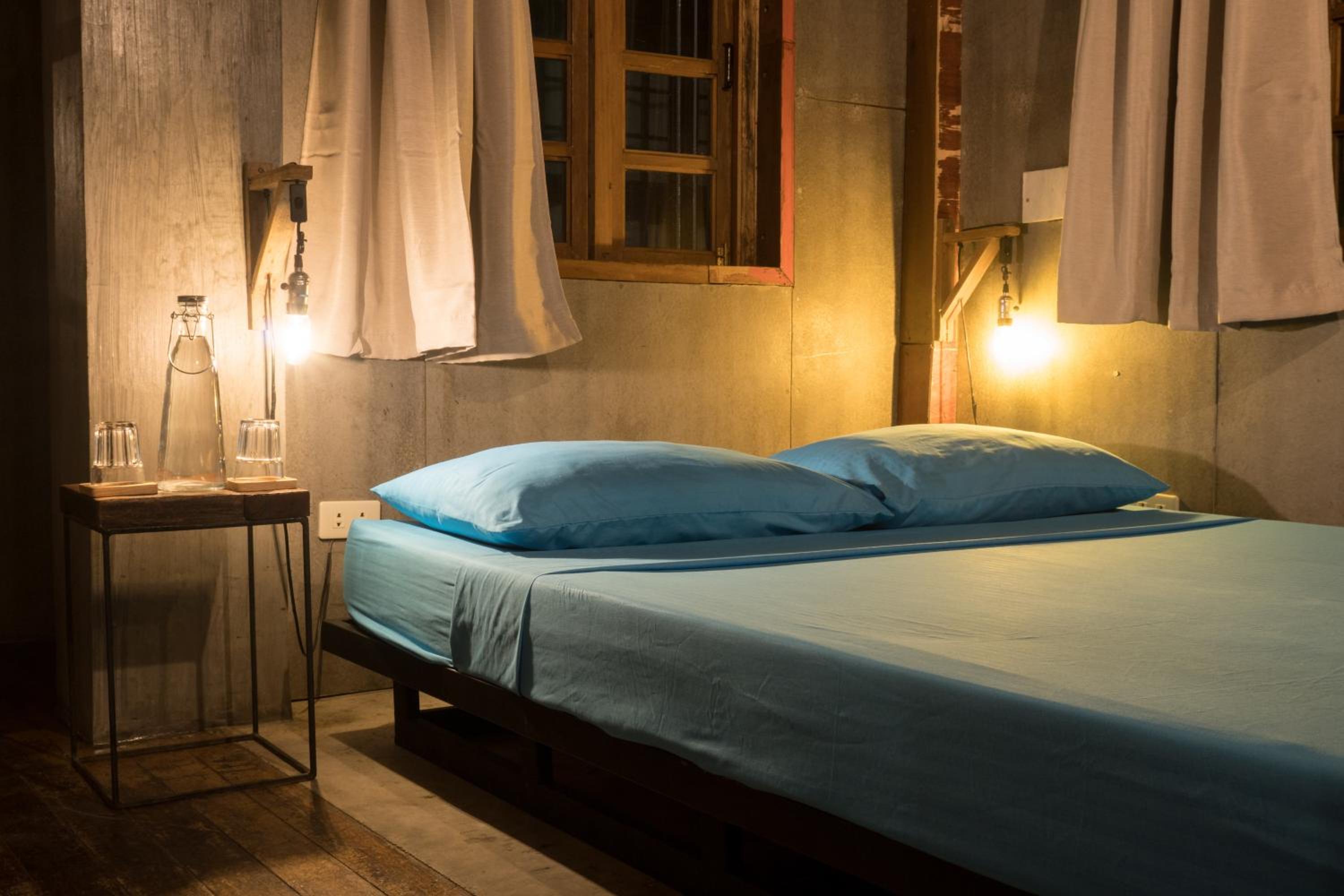 Deluxe Double Room with Private Bathroom - Photo 4