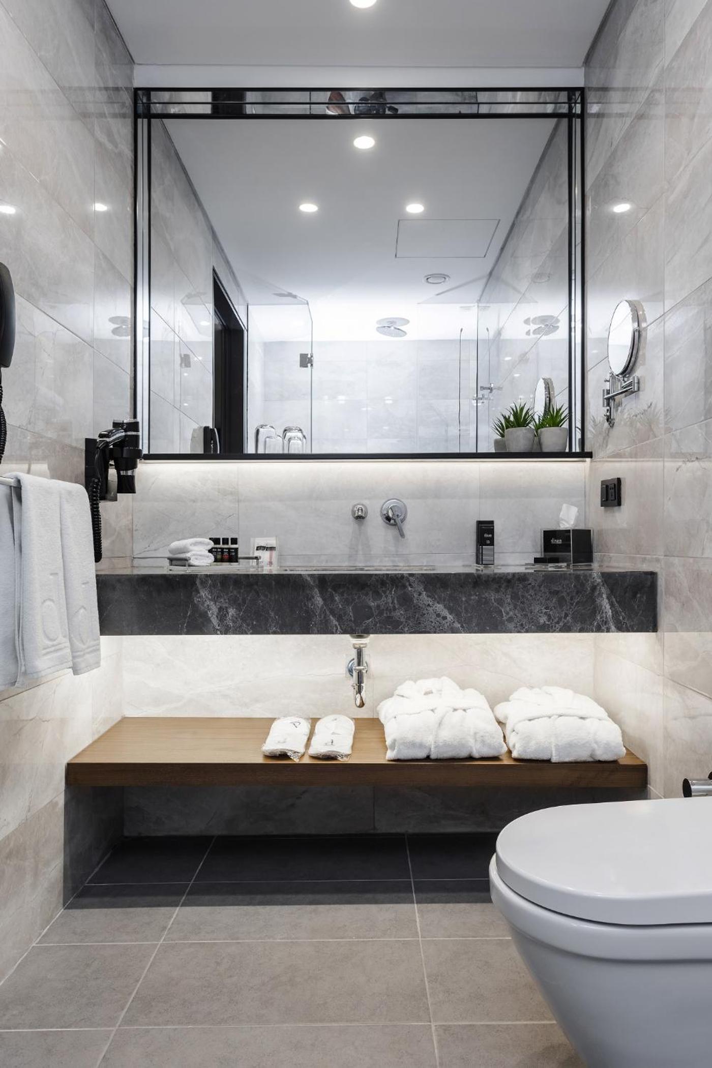 Twin Room with Bath photo 3
