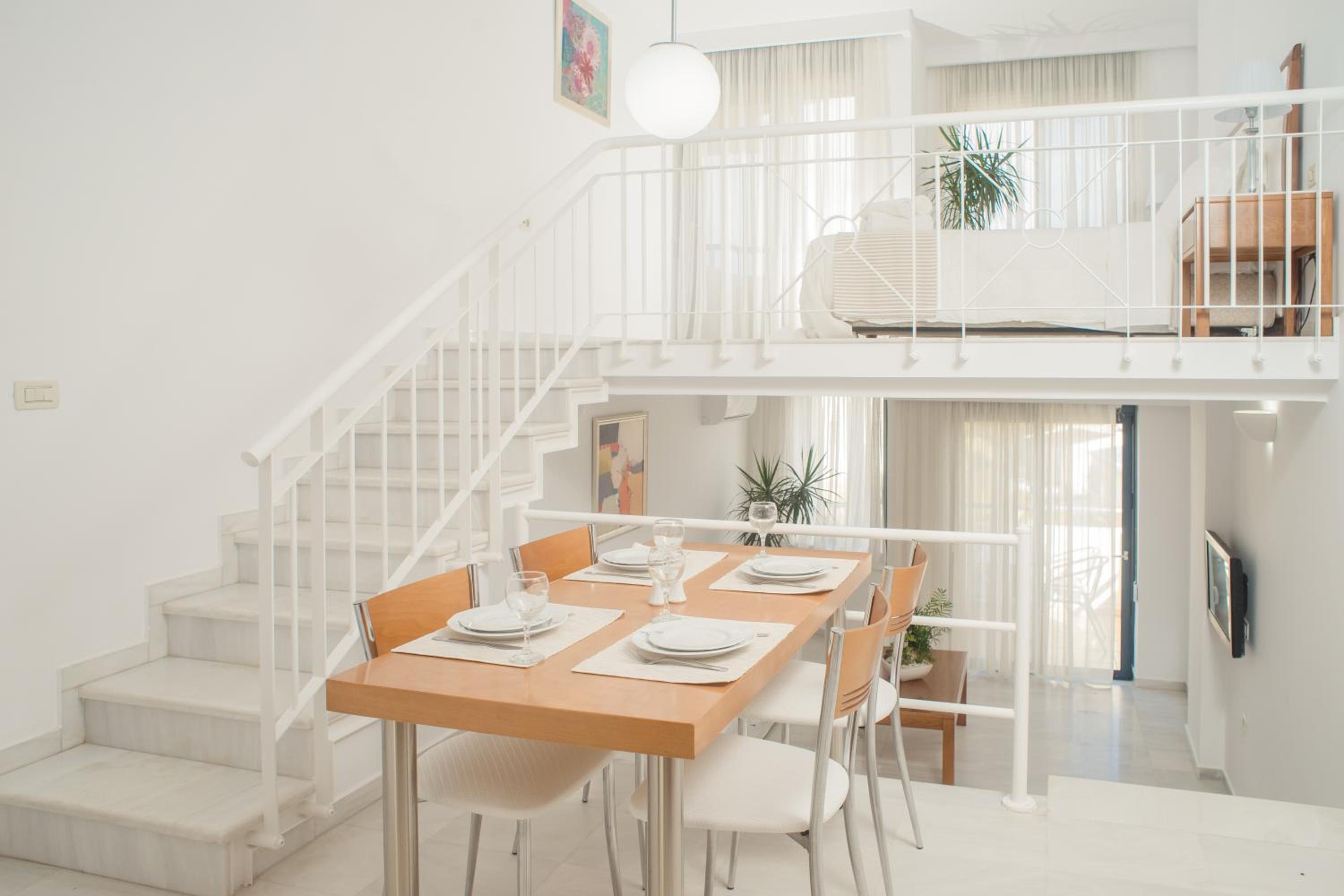 Maisonette with Side Sea View - Photo 5
