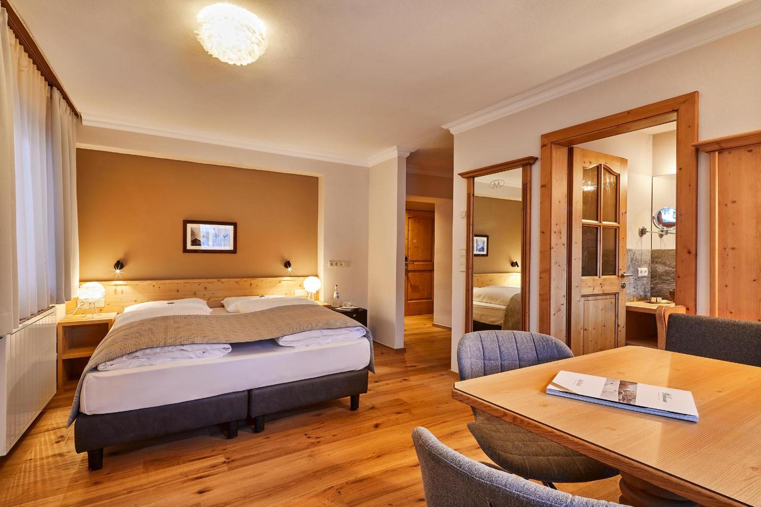 Suite - Photo 1