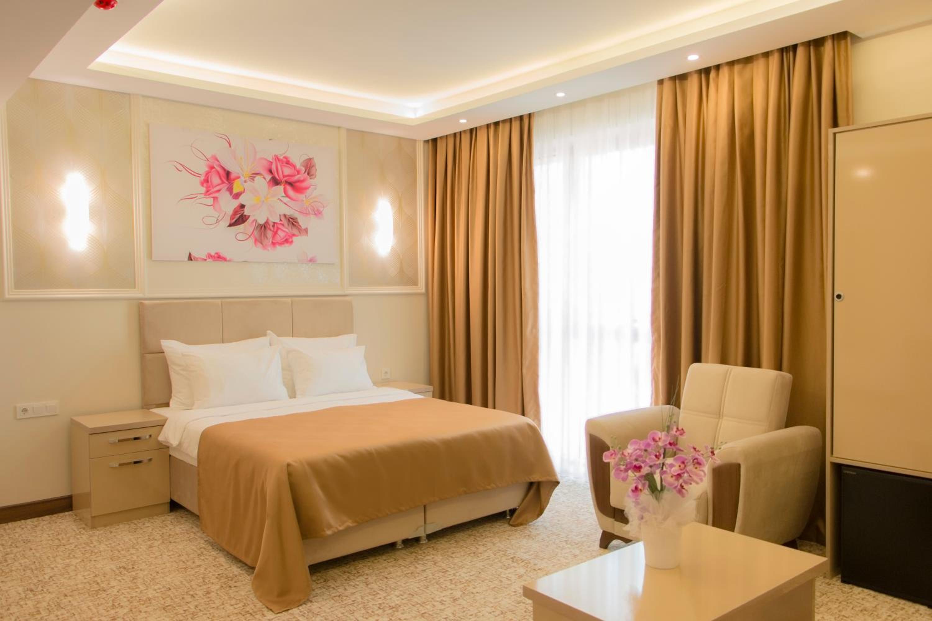Deluxe King Suite photo 3