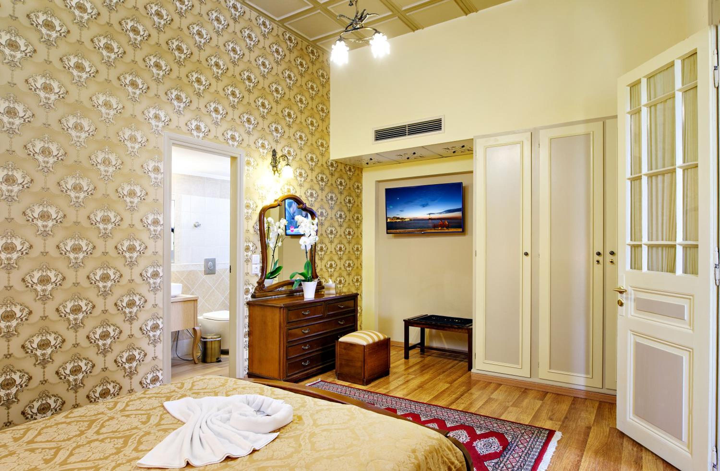 Executive Suite - Photo 1