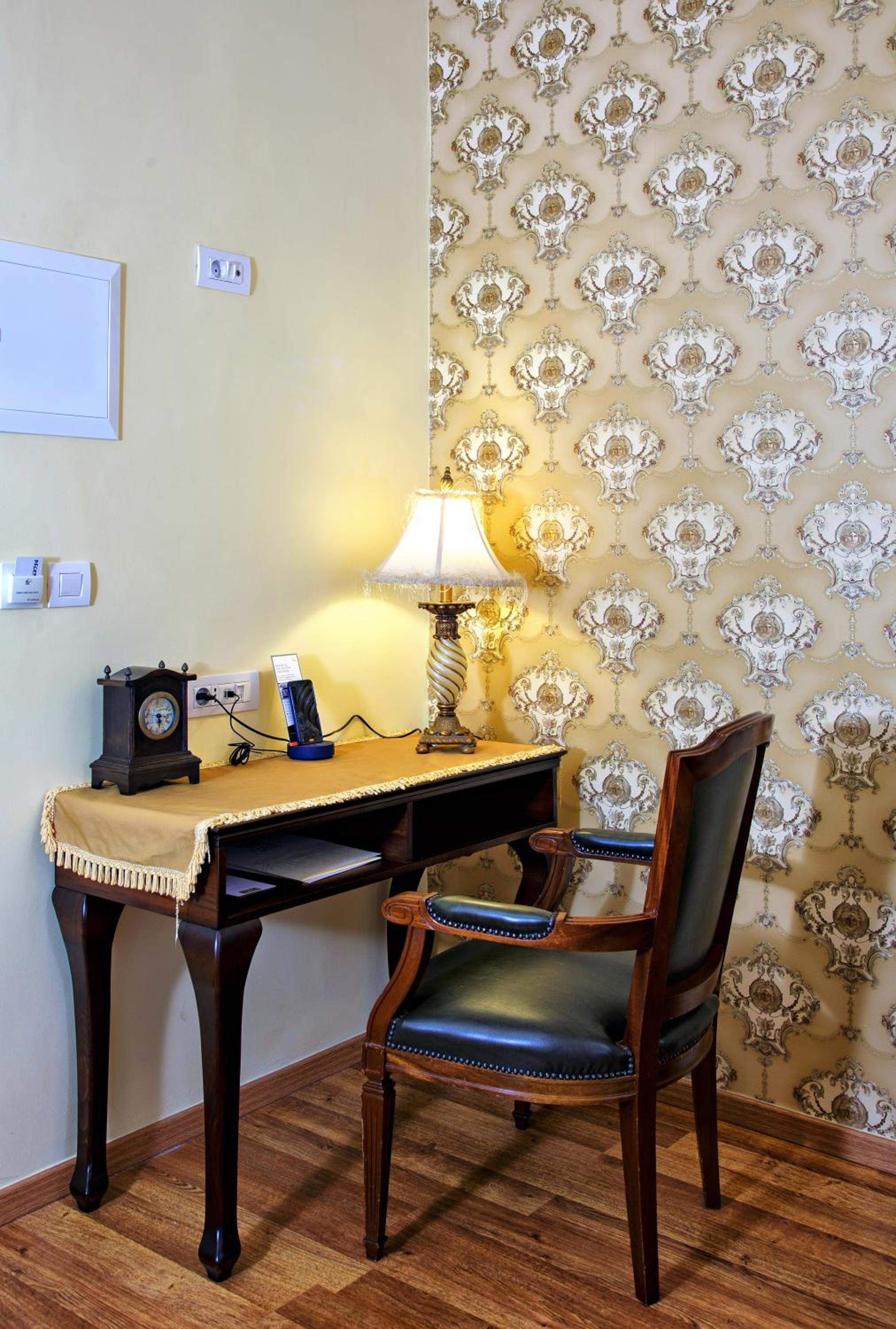 Executive Suite - Photo 6