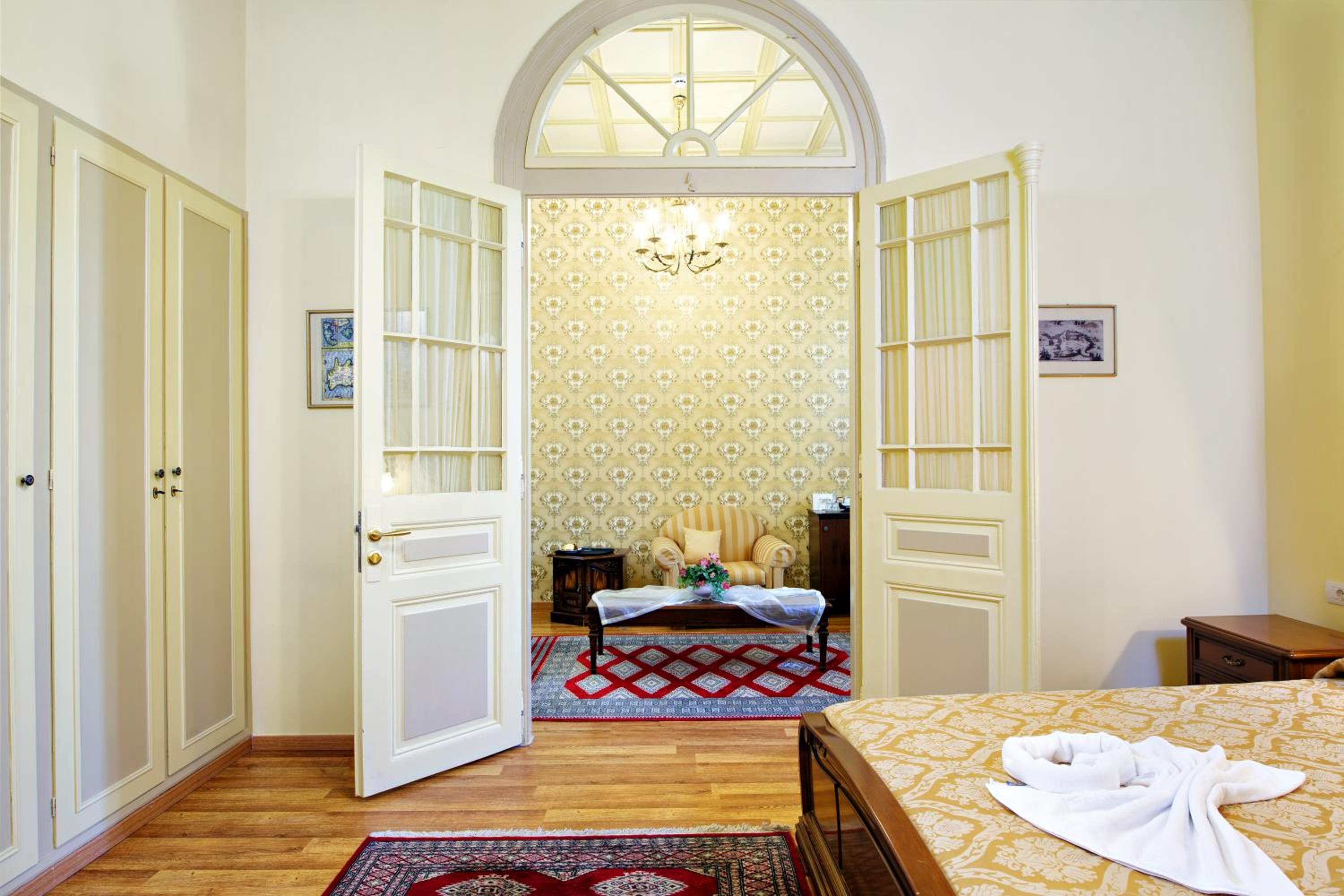 Executive Suite - Photo 5