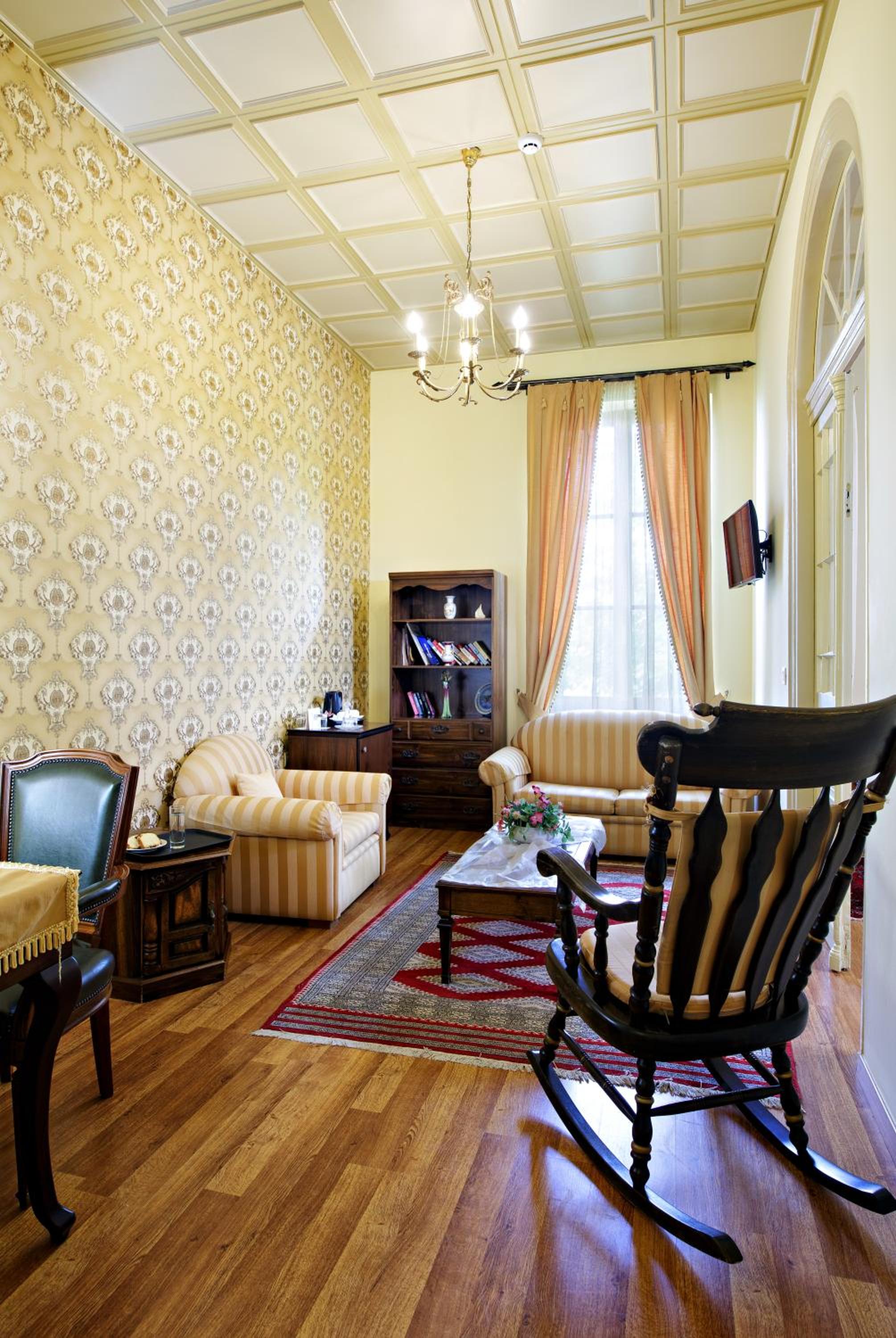 Executive Suite - Photo 4