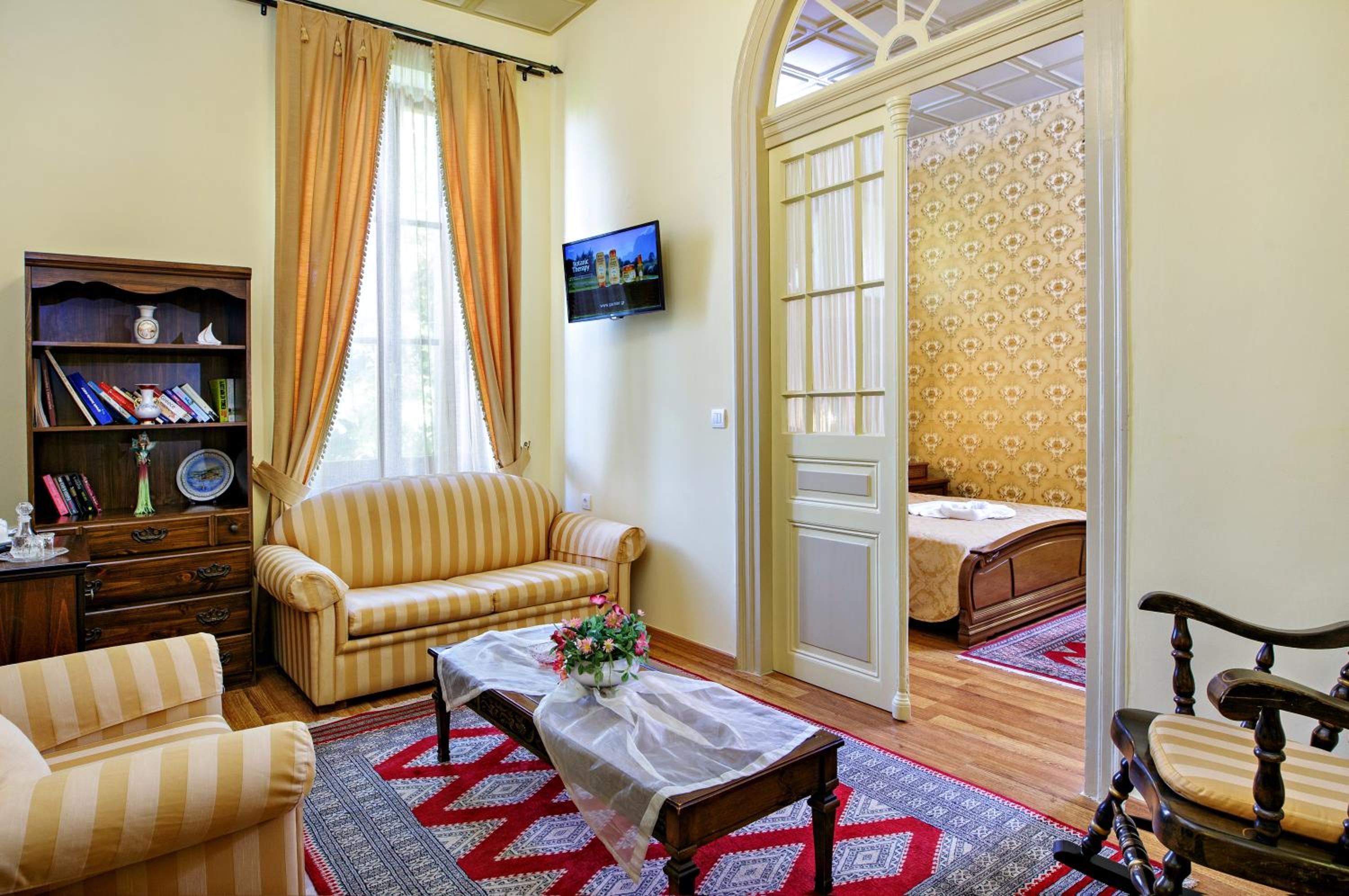 Executive Suite - Photo 7