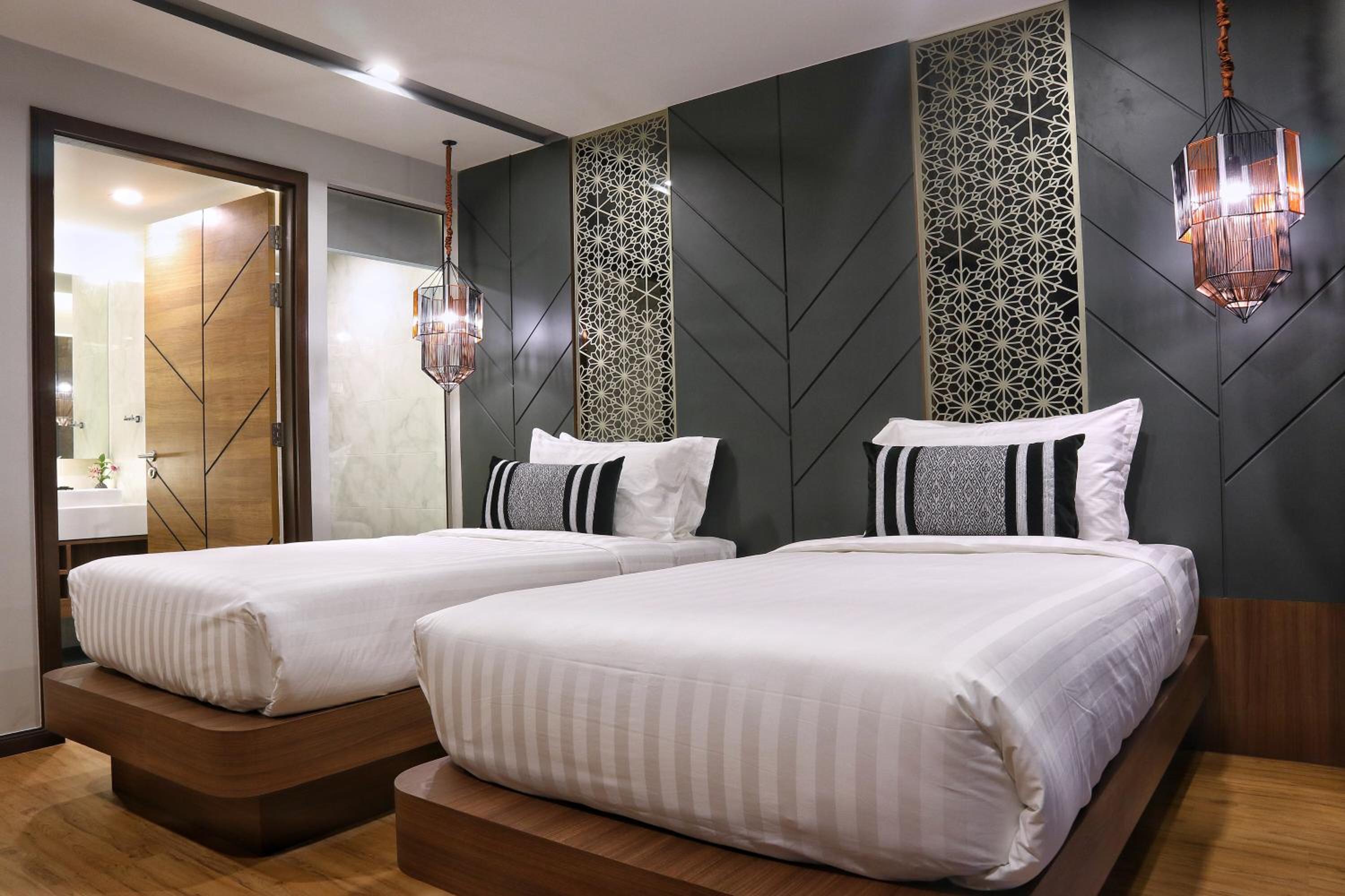 Deluxe Twin - Photo 2