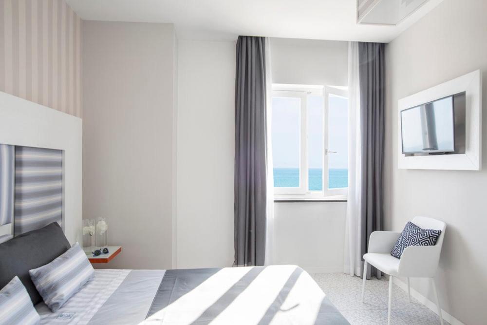 Double Room with Sea View - Photo 2