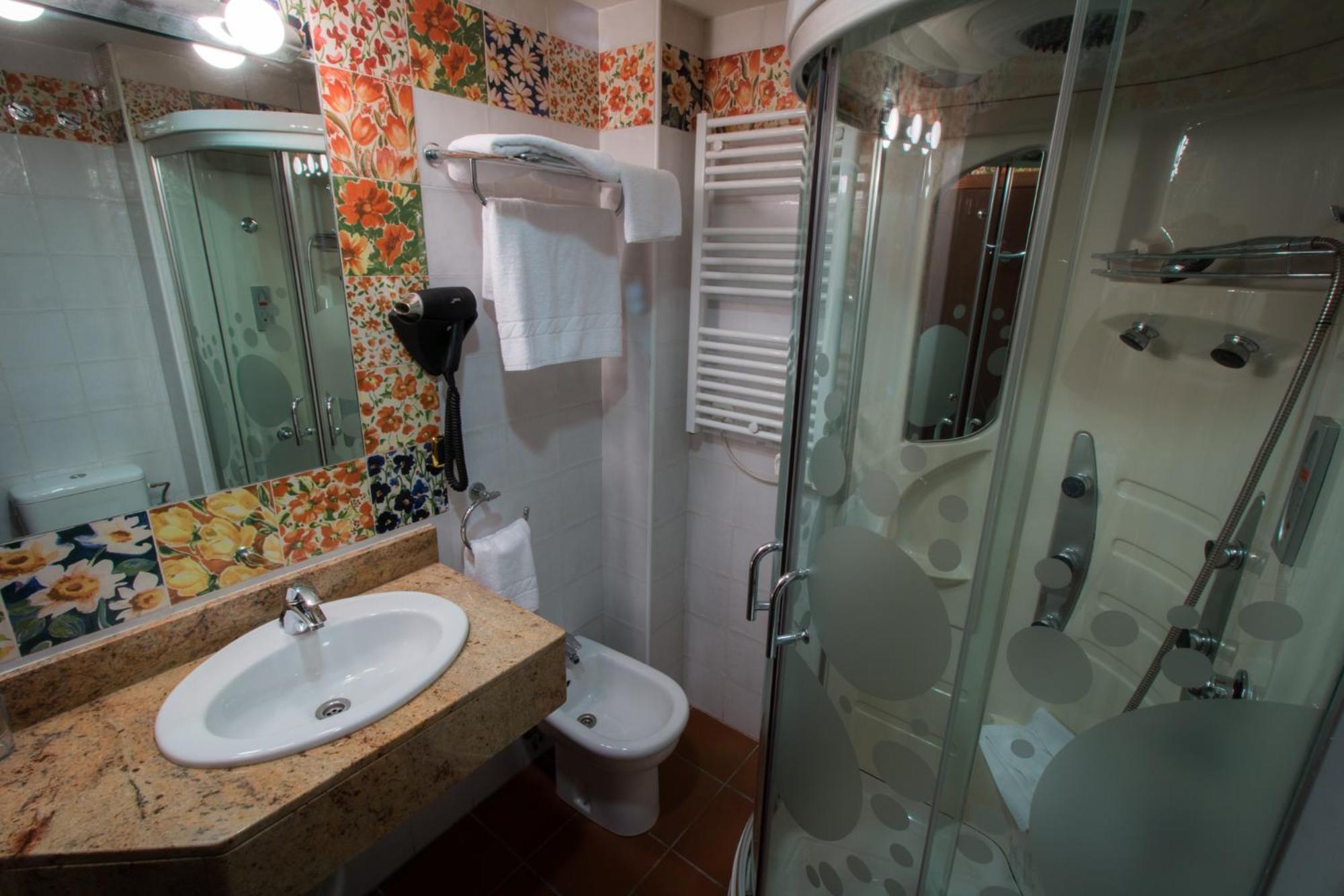 Twin Room - Photo 3