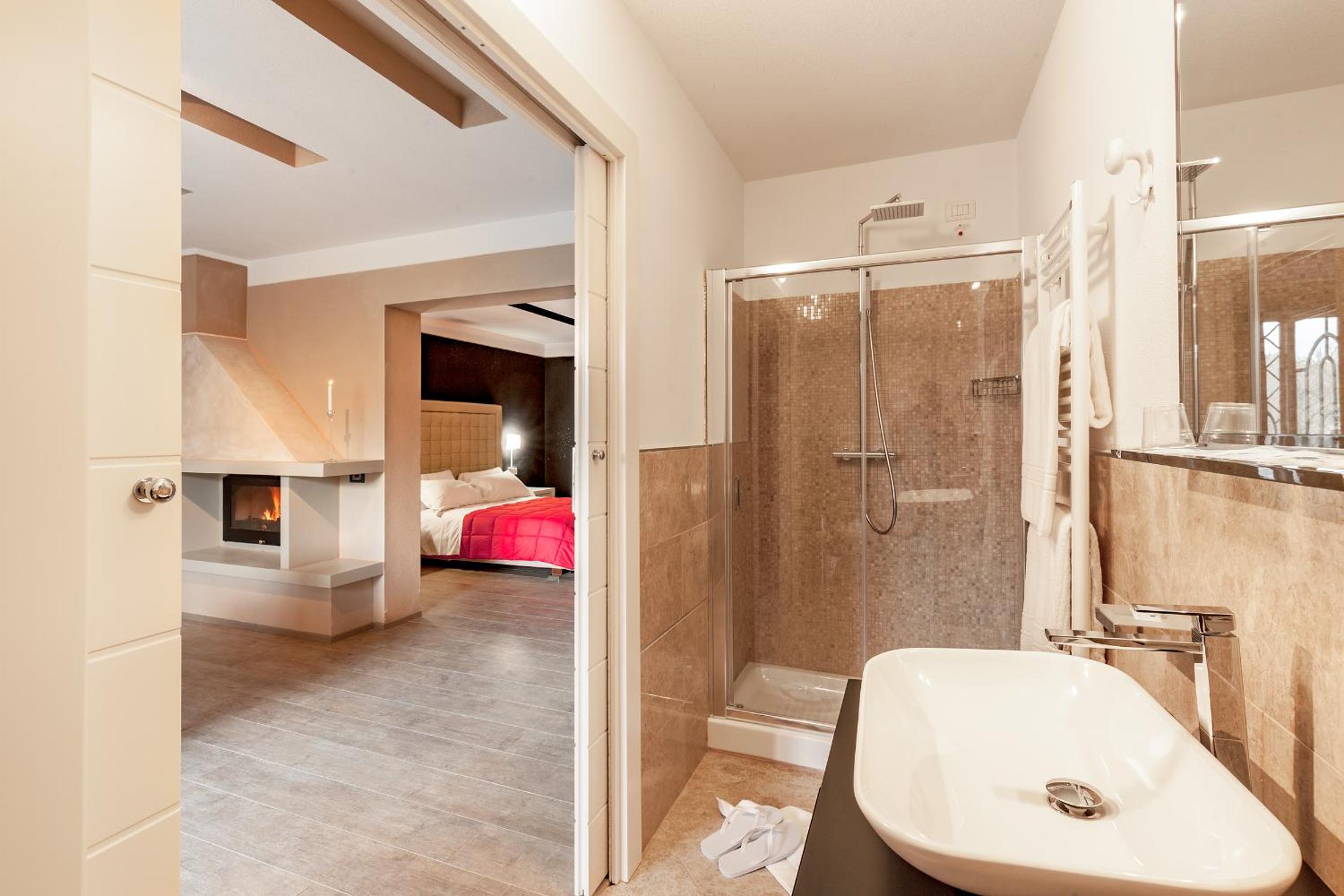 Queen Suite with Spa Bath photo 2