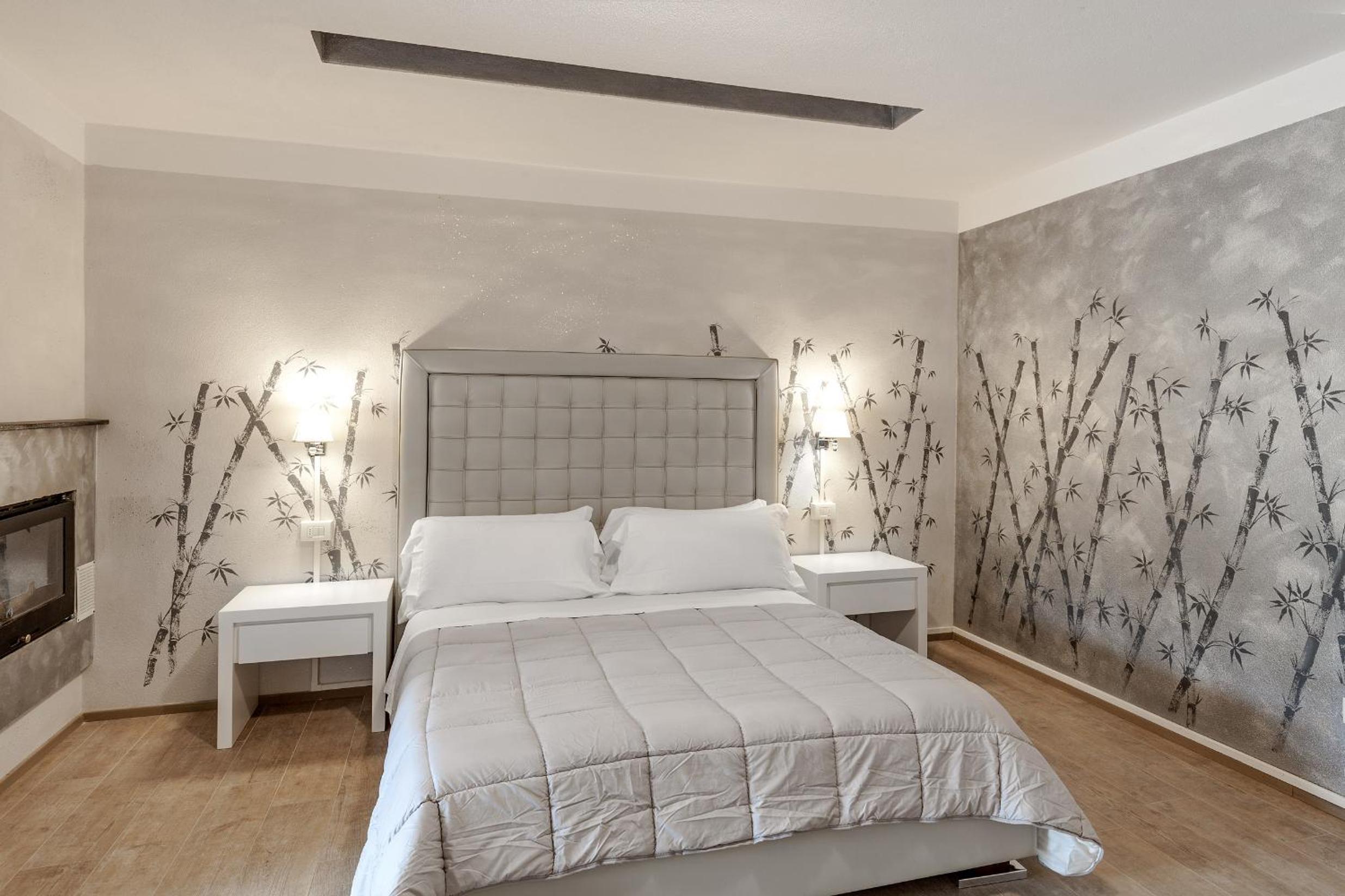 Queen Suite with Spa Bath photo 3