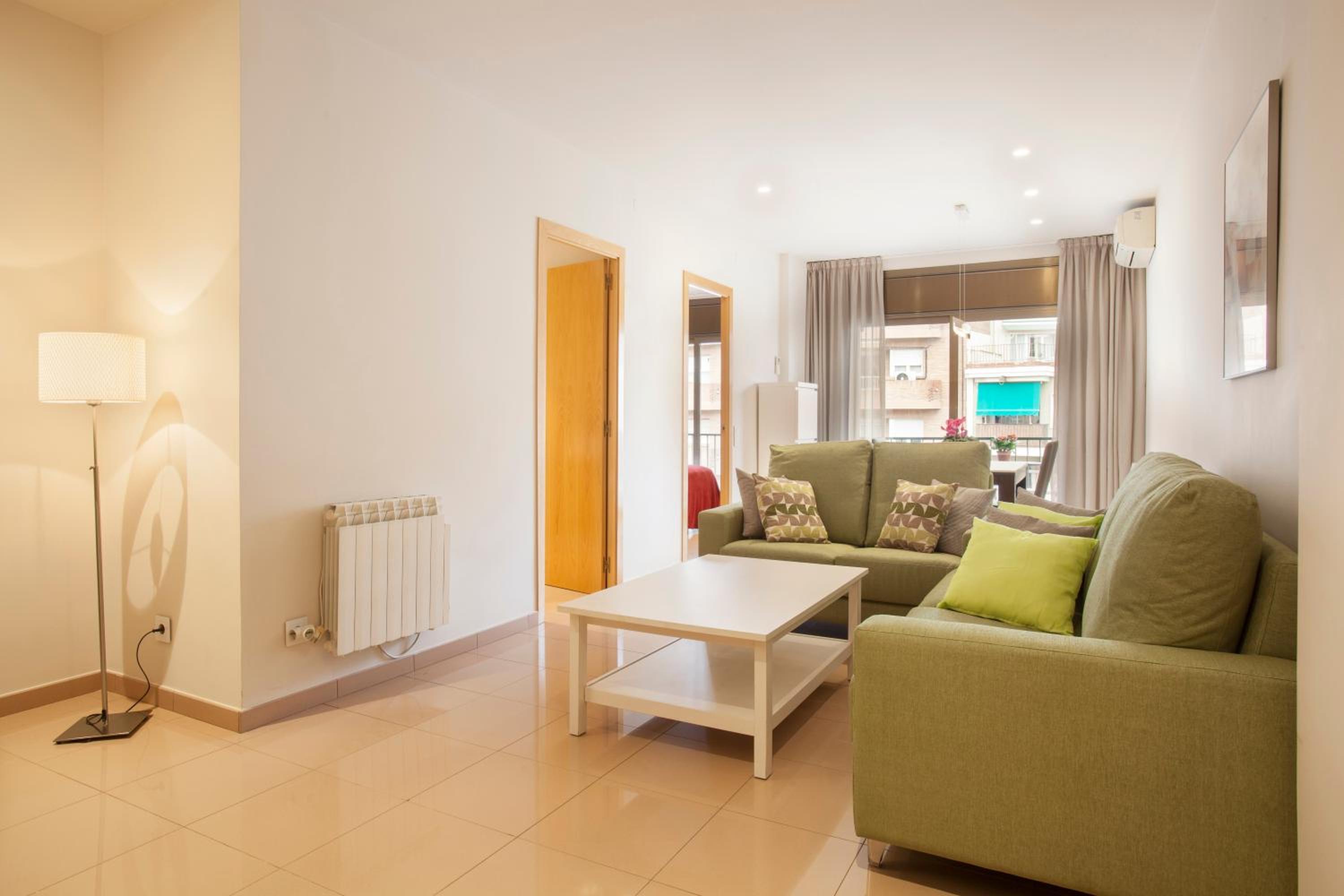 Apartamento de tres habitaciones con balcón