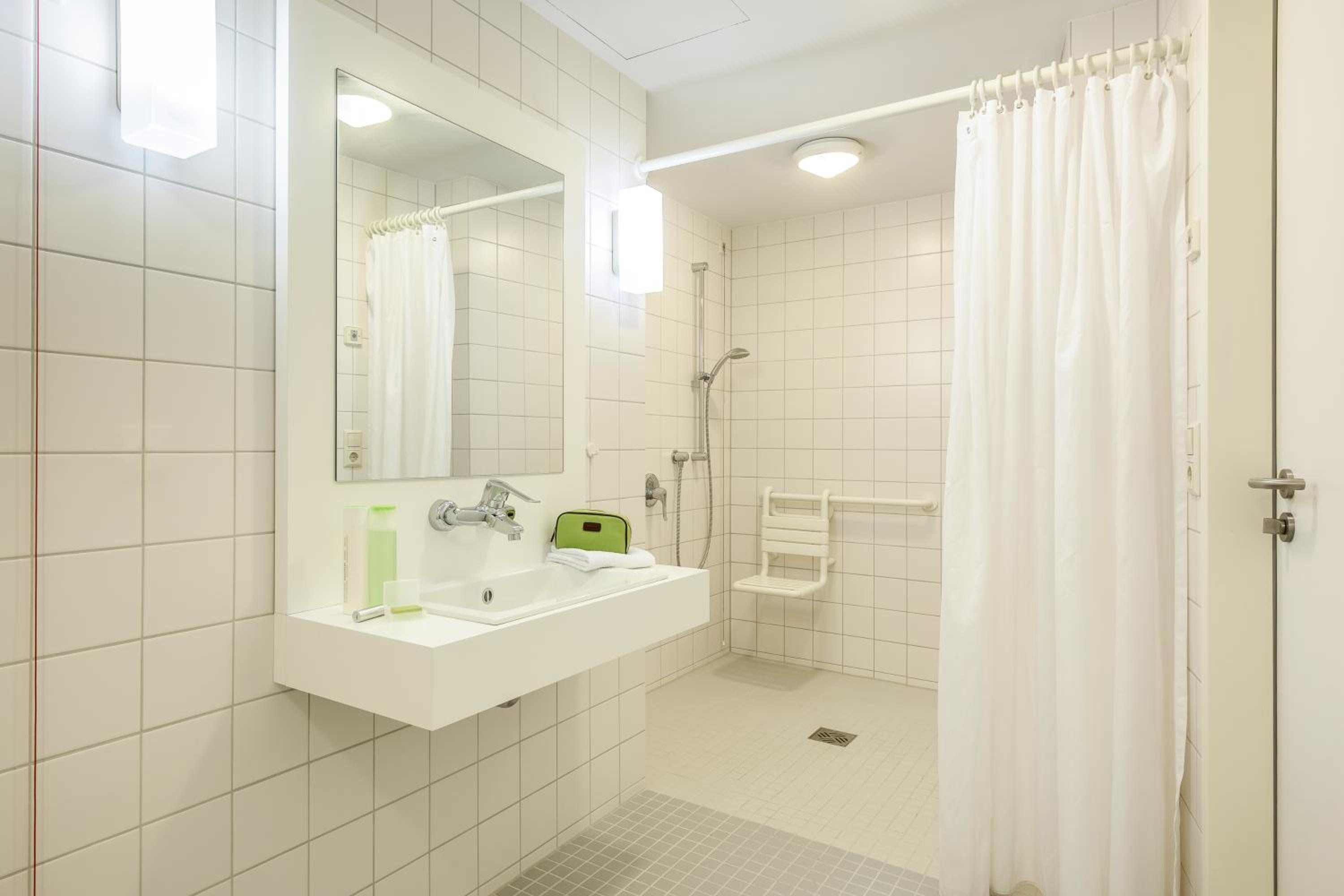 Twin Room - Disability Access photo 2