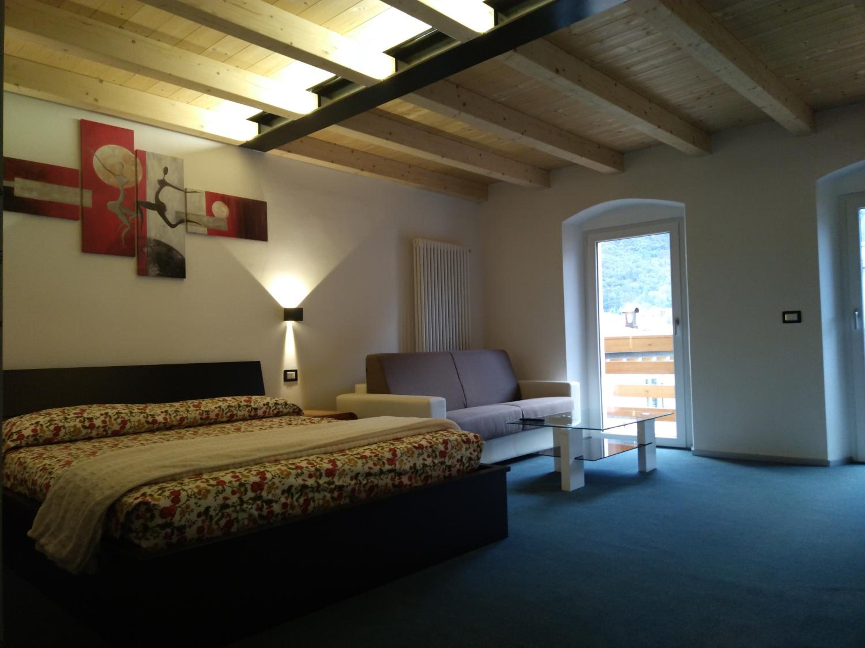 Junior Suite with Balcony - Photo 5