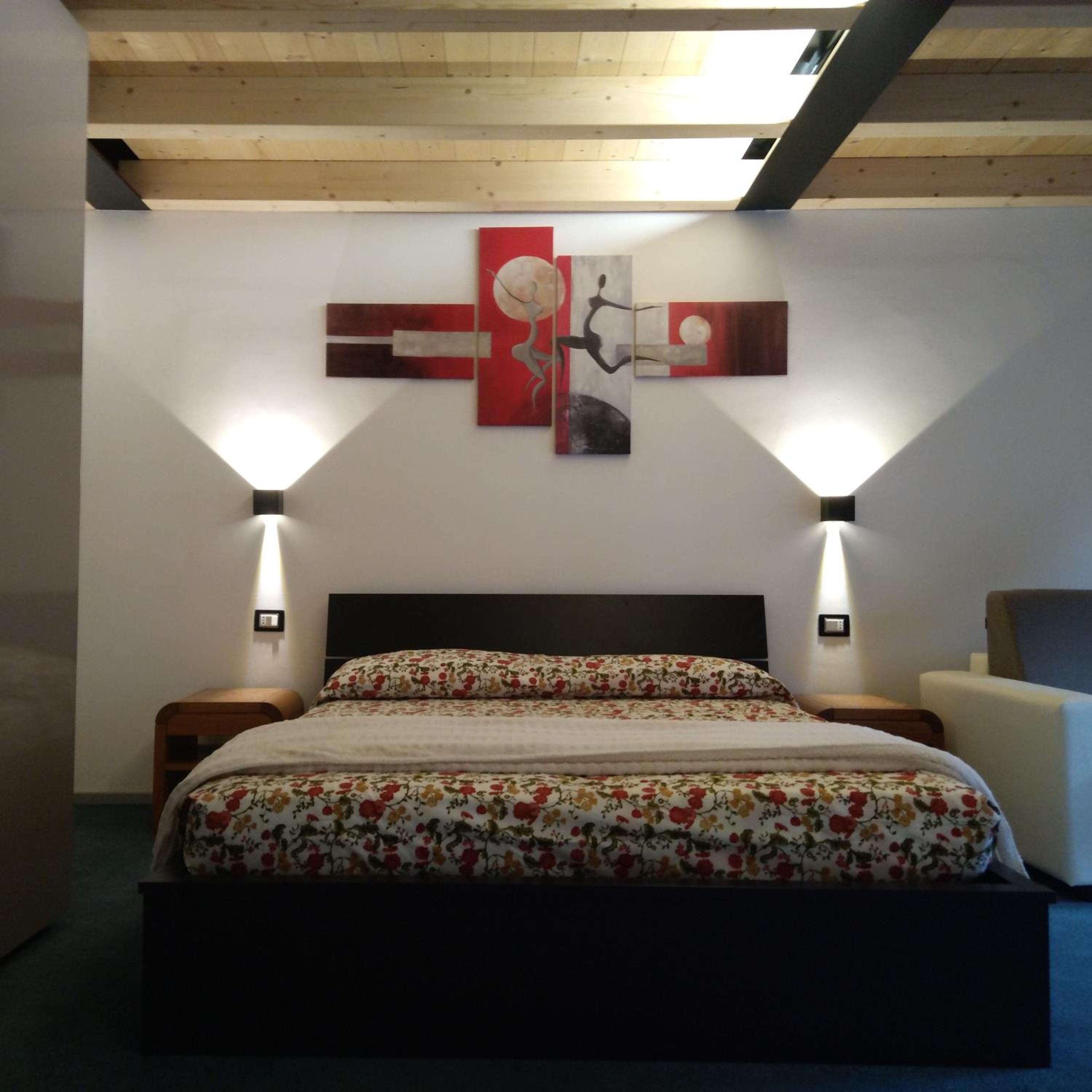 Junior Suite with Balcony - Photo 11