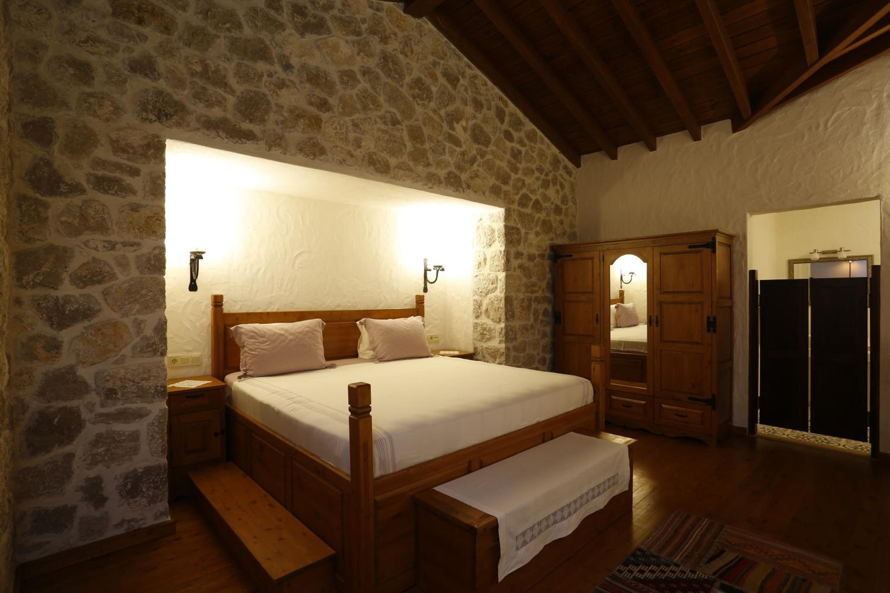 Villa with Private Pool & Jacuzzi - Photo 1