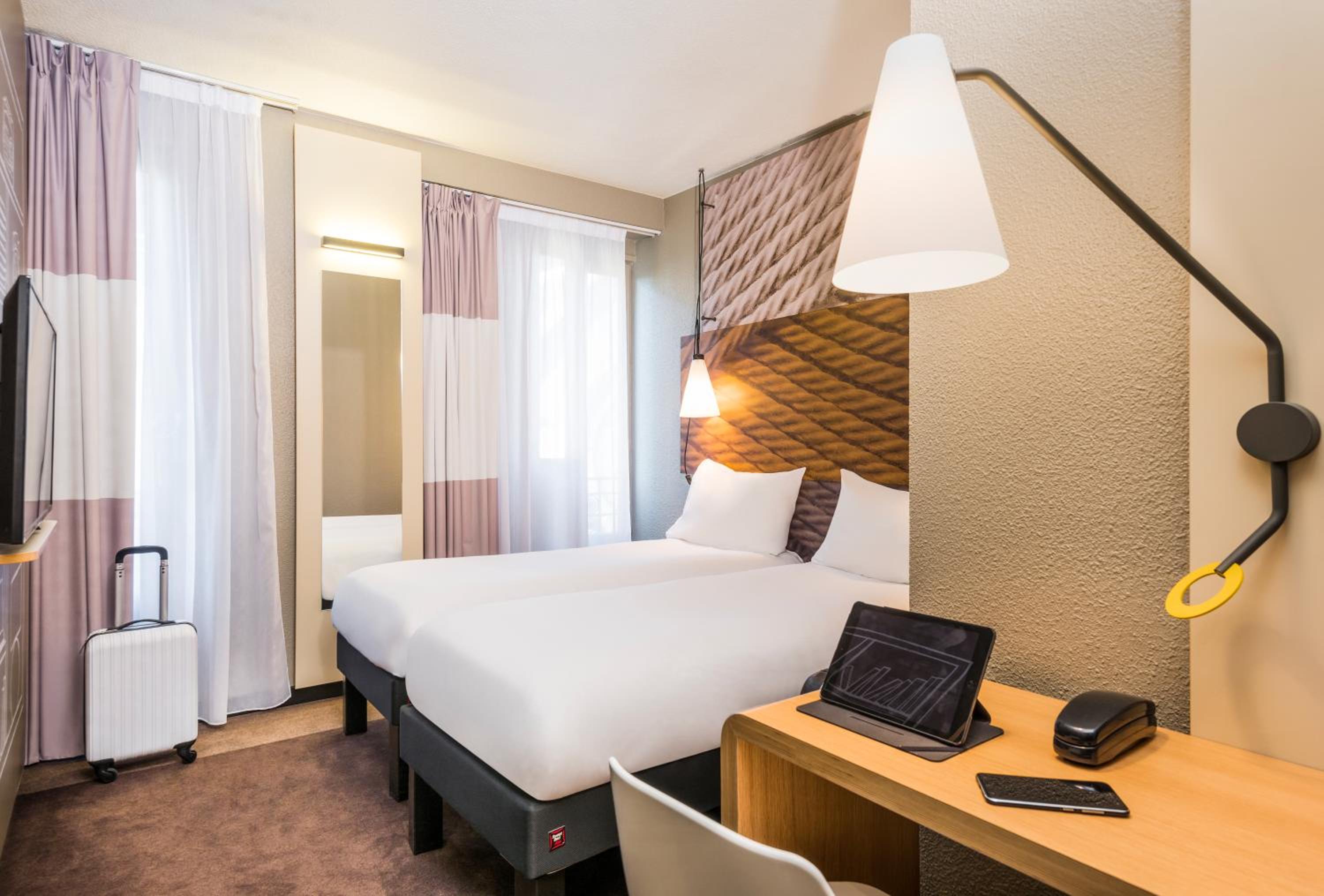 Standard Twin Room - Photo 7