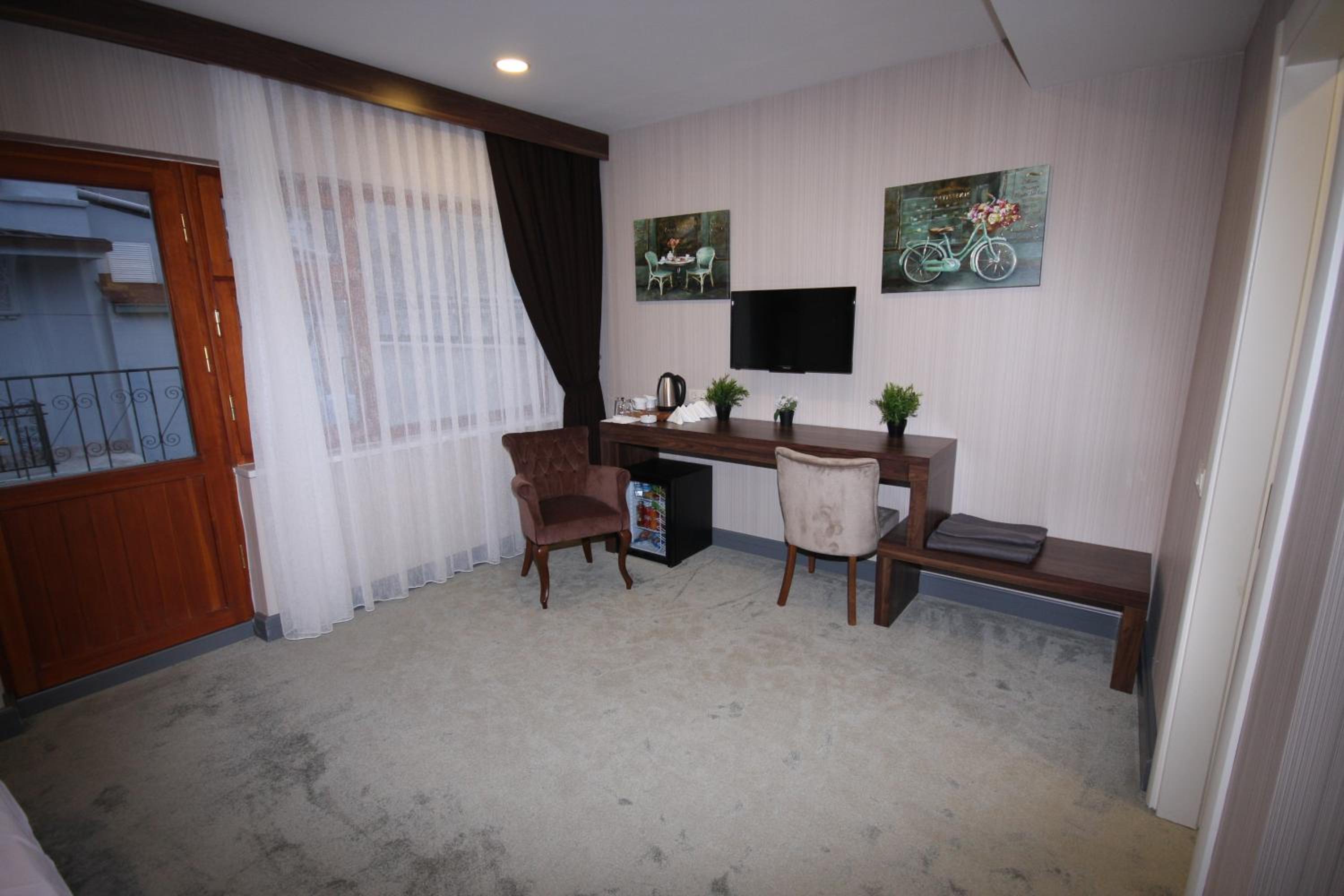Deluxe Double Room with Side Sea View photo 3