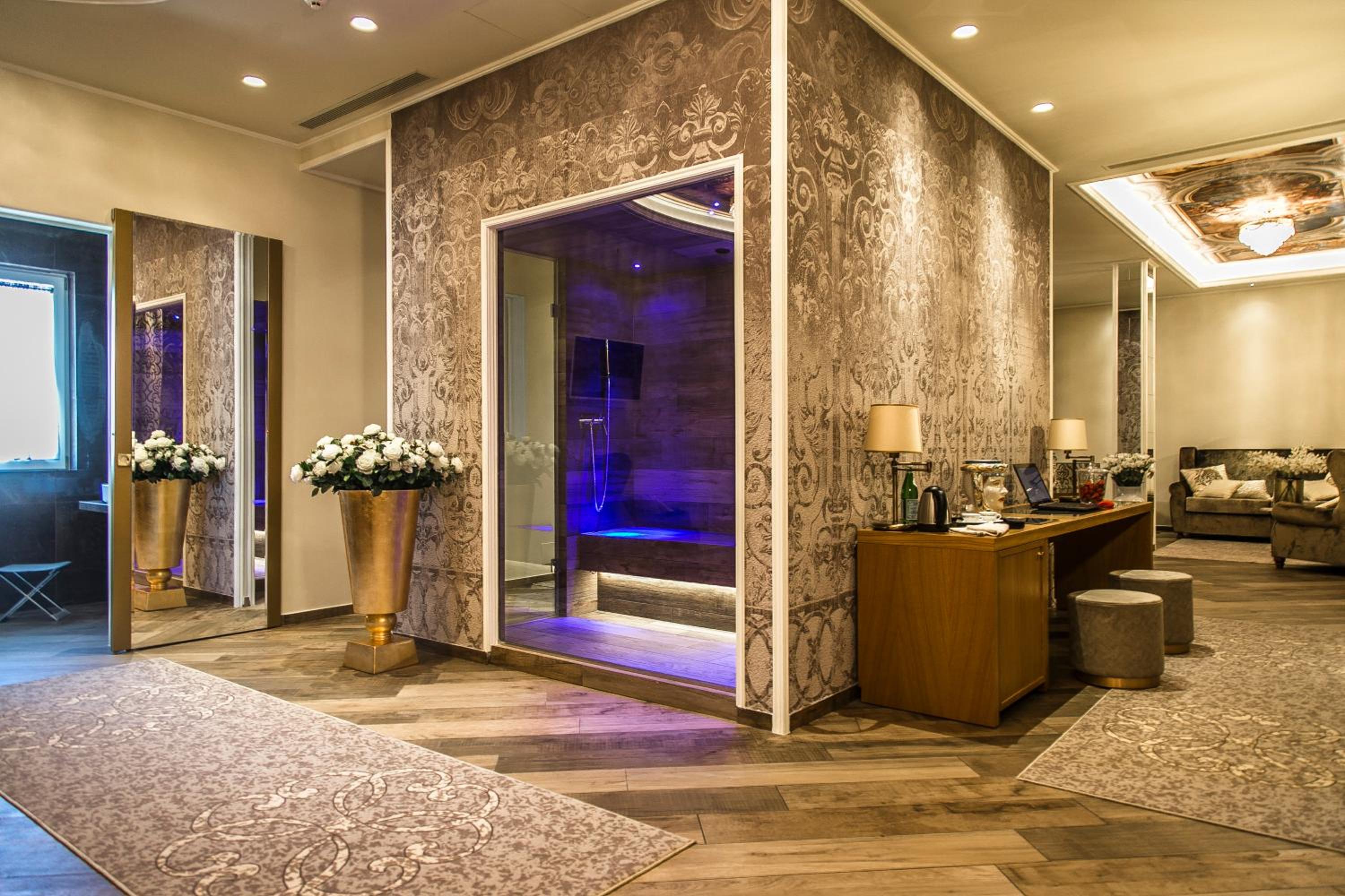 Deluxe Suite with Spa Bath