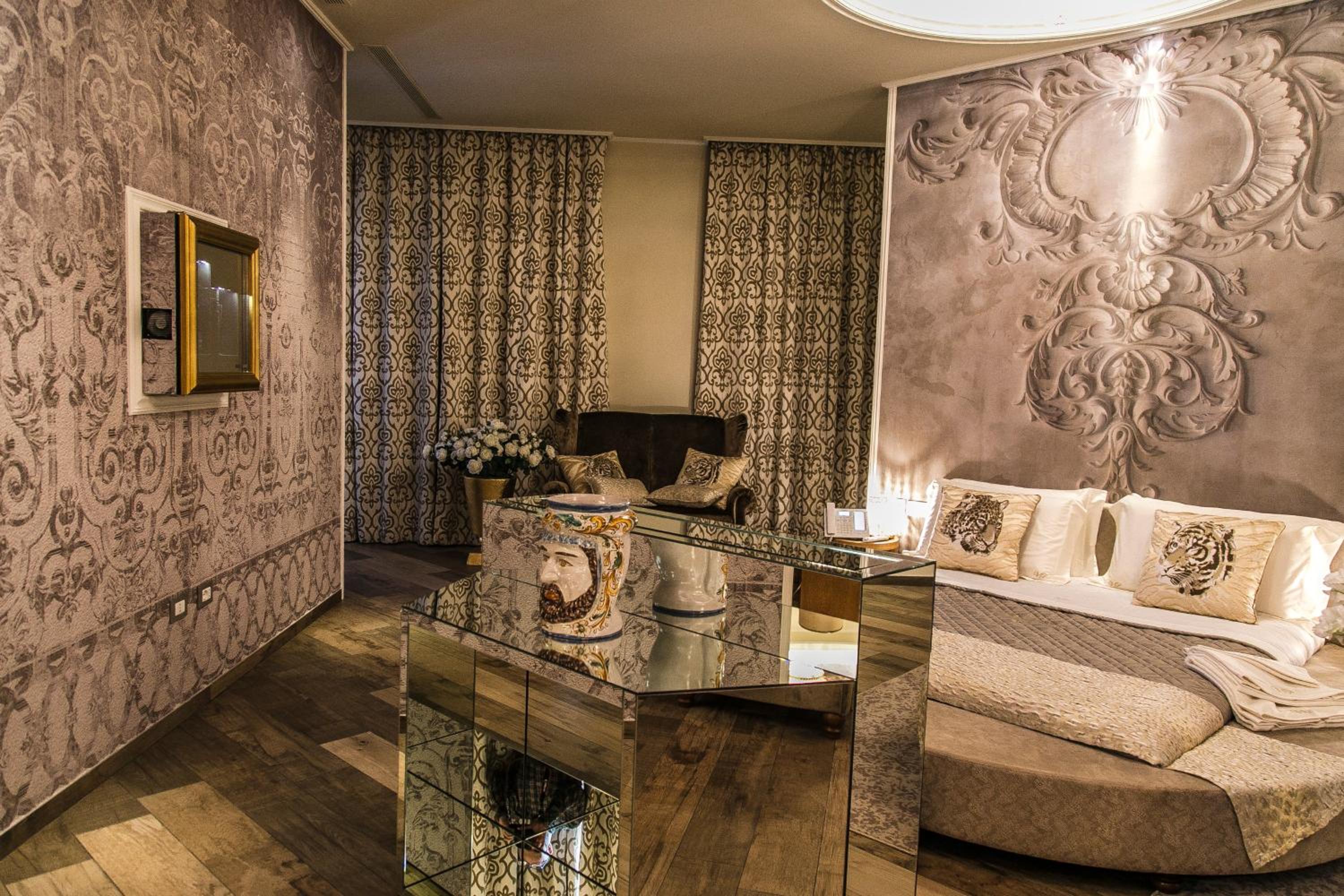 Deluxe Suite with Spa Bath photo 2
