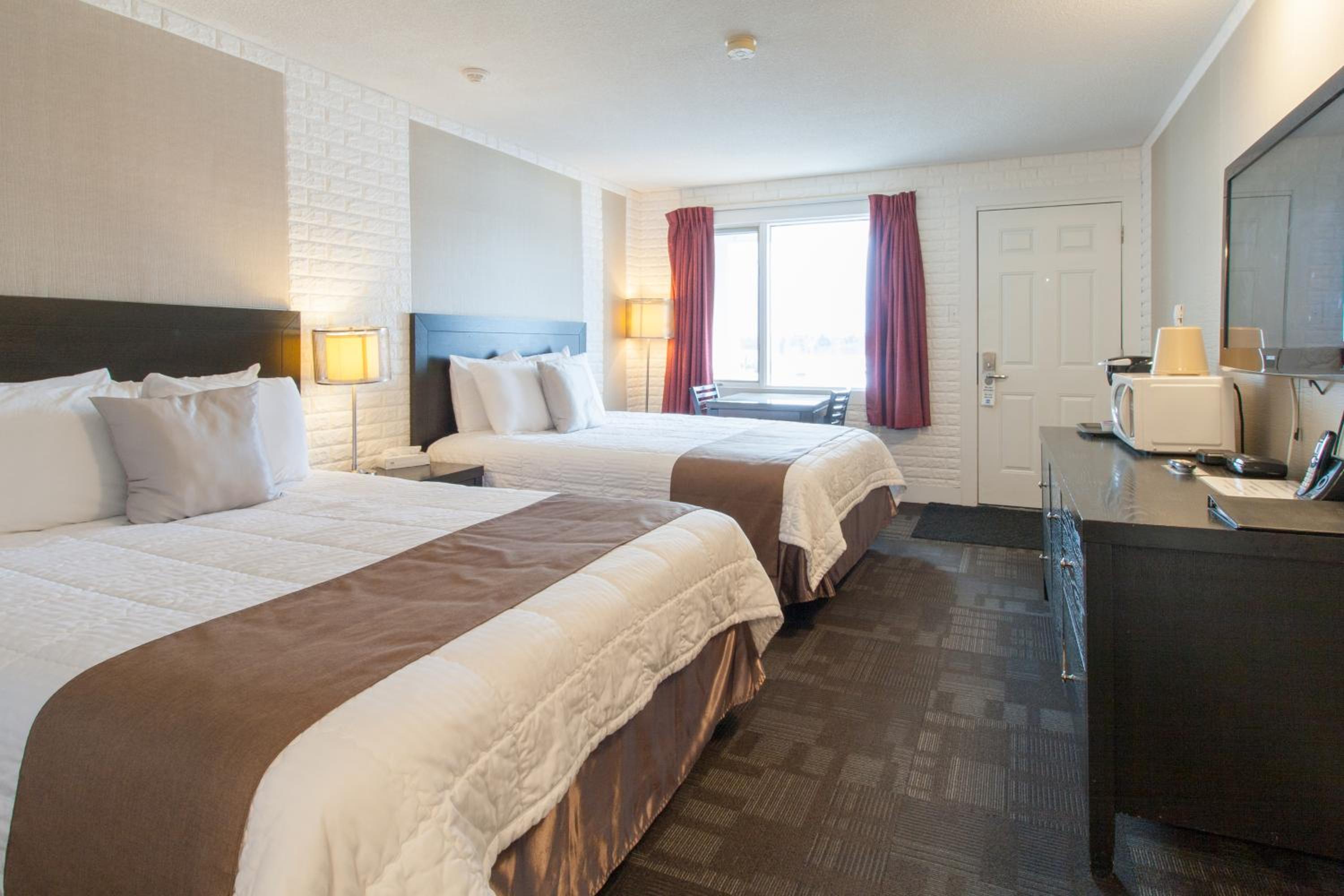 Queen Room with Two Queen Beds - Non-Smoking/Second Level - Photo 3