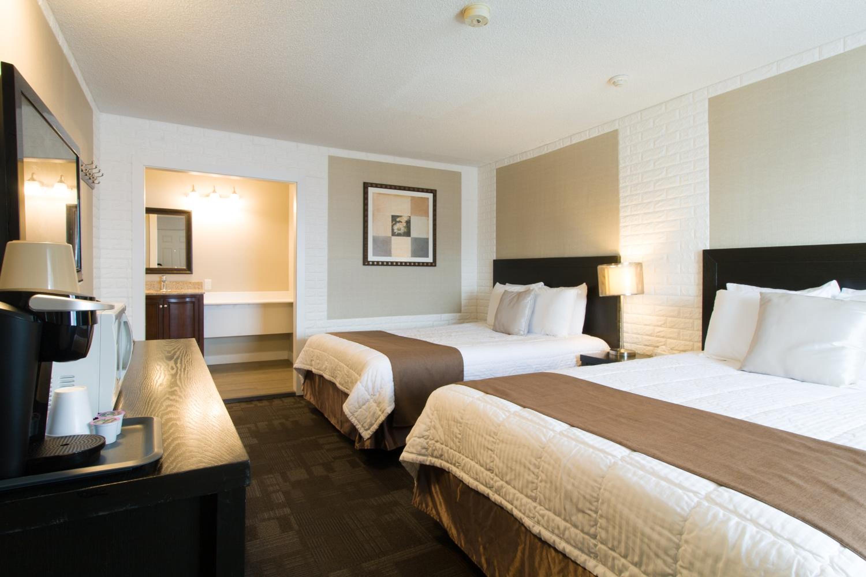 Queen Room with Two Queen Beds - Non-Smoking/Second Level - Photo 2
