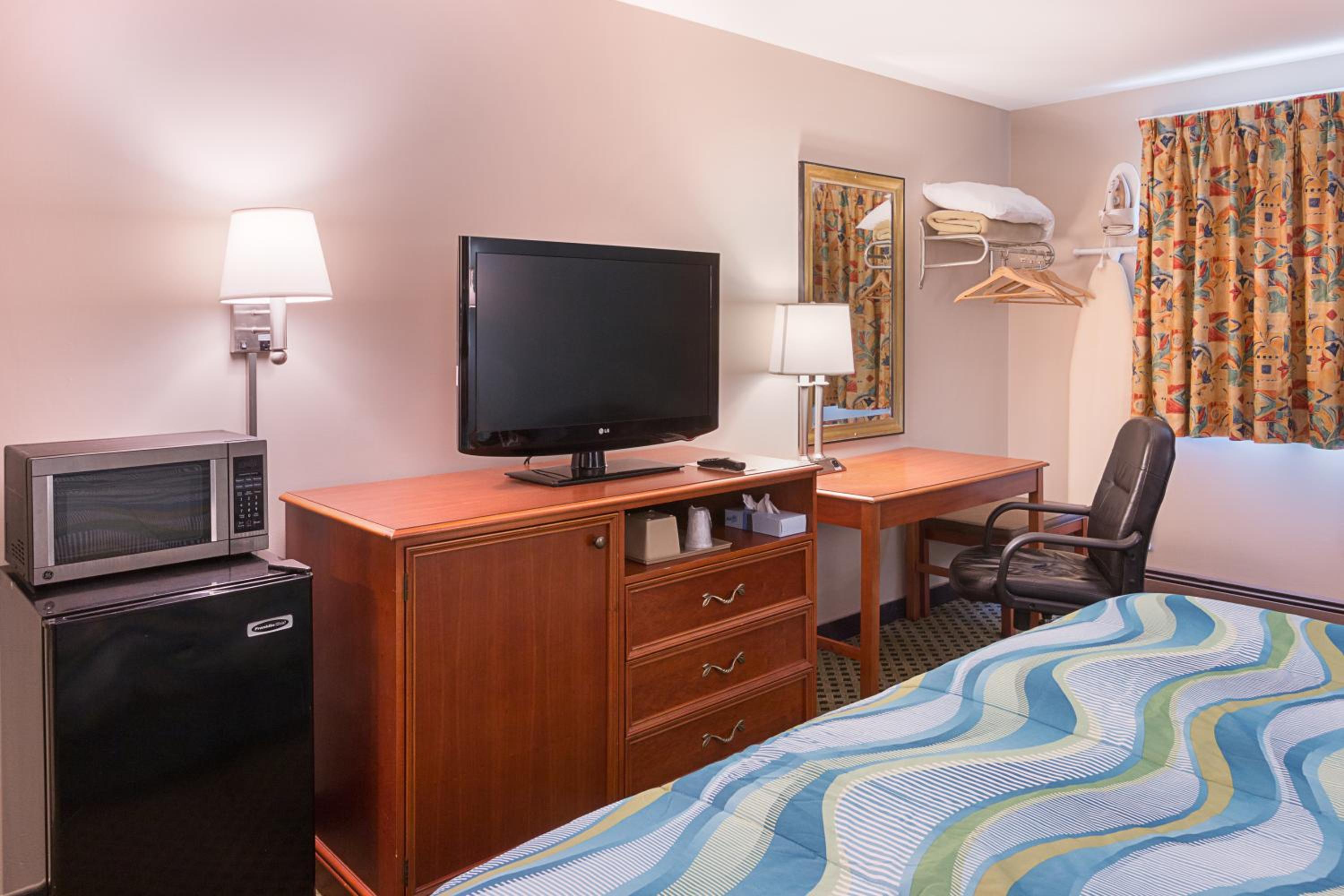 King Room - Non-Smoking - Photo 8