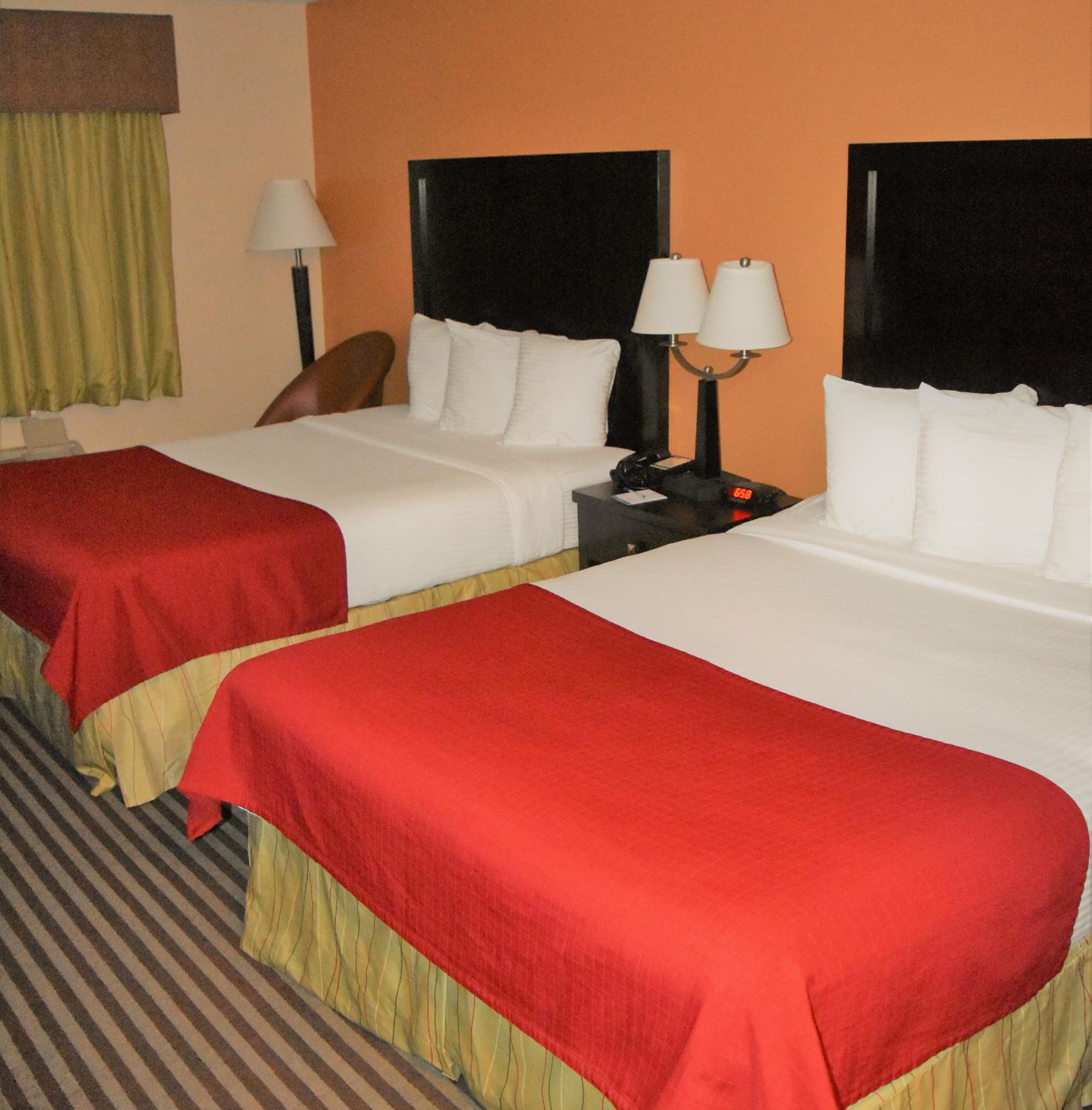 Queen Room with Two Queen Beds - Non-Smoking - Photo 5