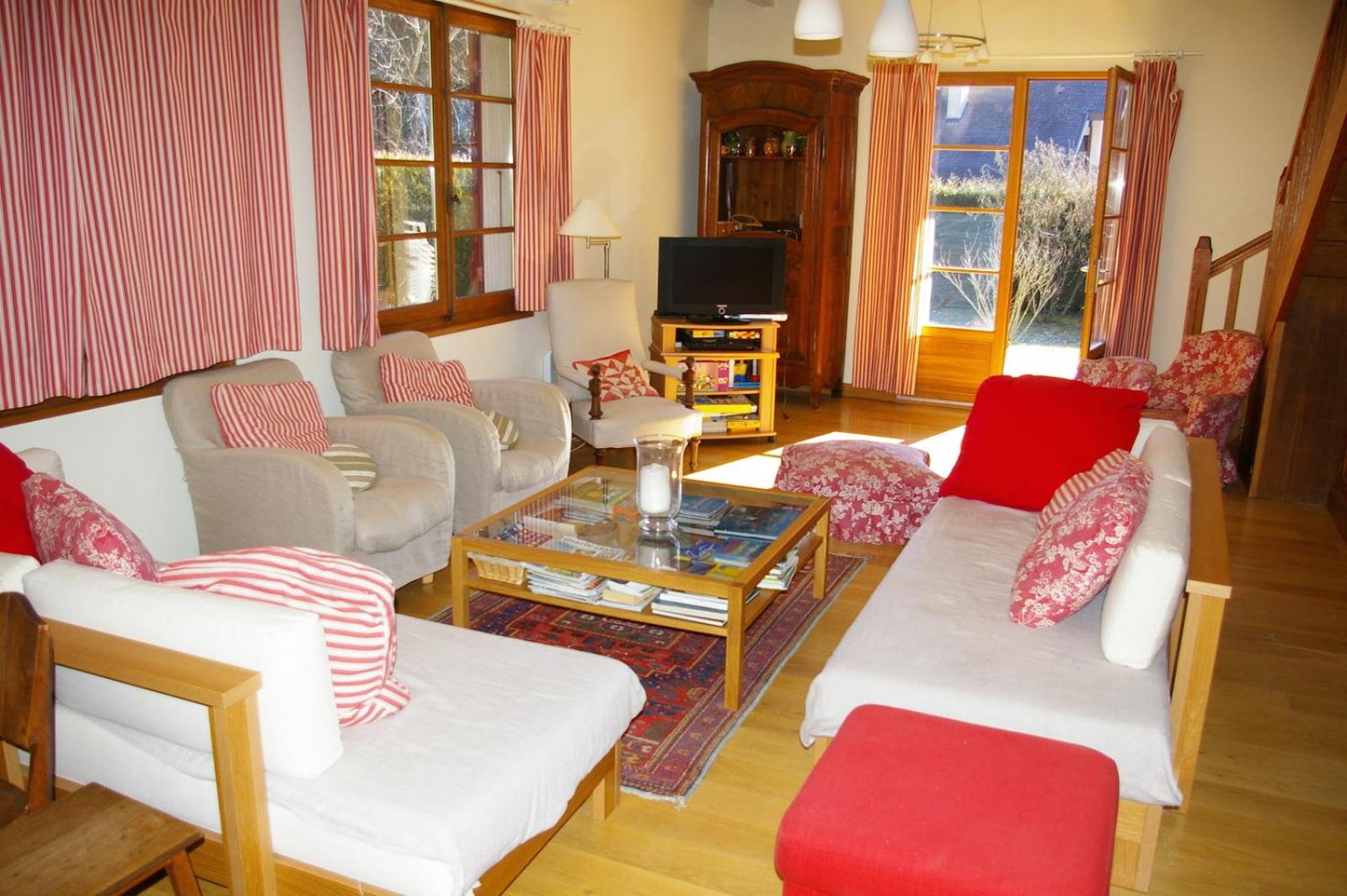 Six-Bedroom House photo 2